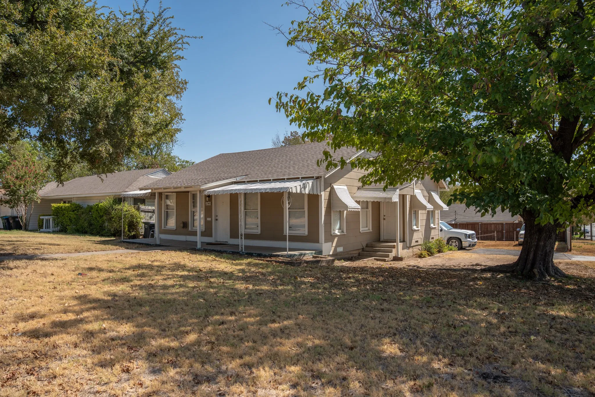 Single Family Residence For Sale in Tarrant County , 2945 Handley Drive, Fort Worth, Texas 76112, 2 Bedroom, 1 Bathroom, Garage spaces, 1,224 Sqft, built in 1949, mls#21385655, Real Estate Agent in Fort Worth, Homes For Sale in Tarrant county, Homes For Sale in Fort Worth, Realtor in Fort Worth Texas, Real Estate Brokerage Independent Realty Texas, Luminita Cordes Realtor
