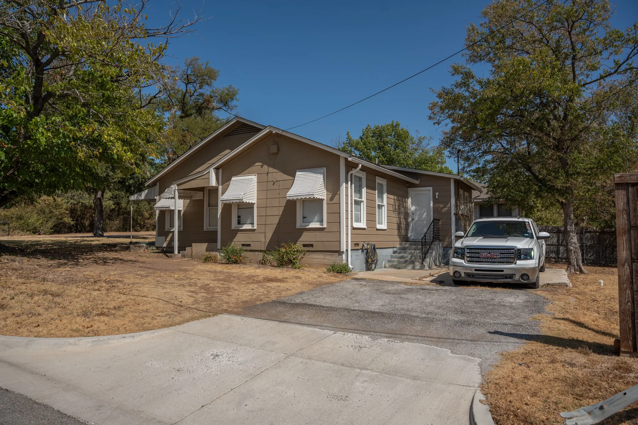 Single Family Residence For Sale in Tarrant County , 2945 Handley Drive, Fort Worth, Texas 76112, 2 Bedroom, 1 Bathroom, Garage spaces, 1,224 Sqft, built in 1949, mls#21385655, Real Estate Agent in Fort Worth, Homes For Sale in Tarrant county, Homes For Sale in Fort Worth, Realtor in Fort Worth Texas, Real Estate Brokerage Independent Realty Texas, Luminita Cordes Realtor