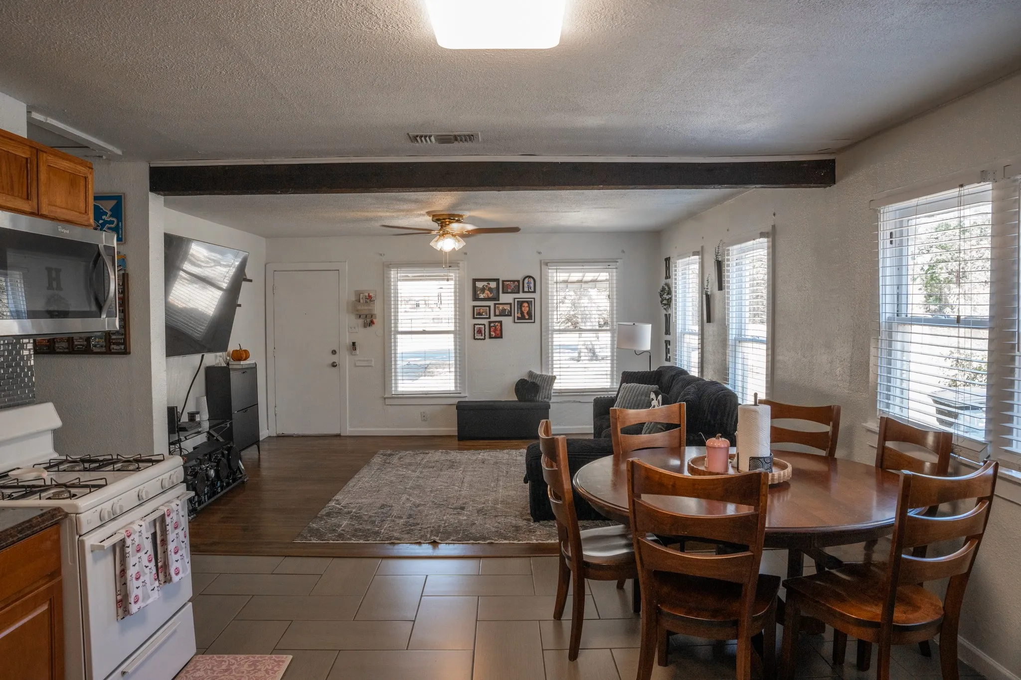 Single Family Residence For Sale in Tarrant County , 2945 Handley Drive, Fort Worth, Texas 76112, 2 Bedroom, 1 Bathroom, Garage spaces, 1,224 Sqft, built in 1949, mls#21385655, Real Estate Agent in Fort Worth, Homes For Sale in Tarrant county, Homes For Sale in Fort Worth, Realtor in Fort Worth Texas, Real Estate Brokerage Independent Realty Texas, Luminita Cordes Realtor