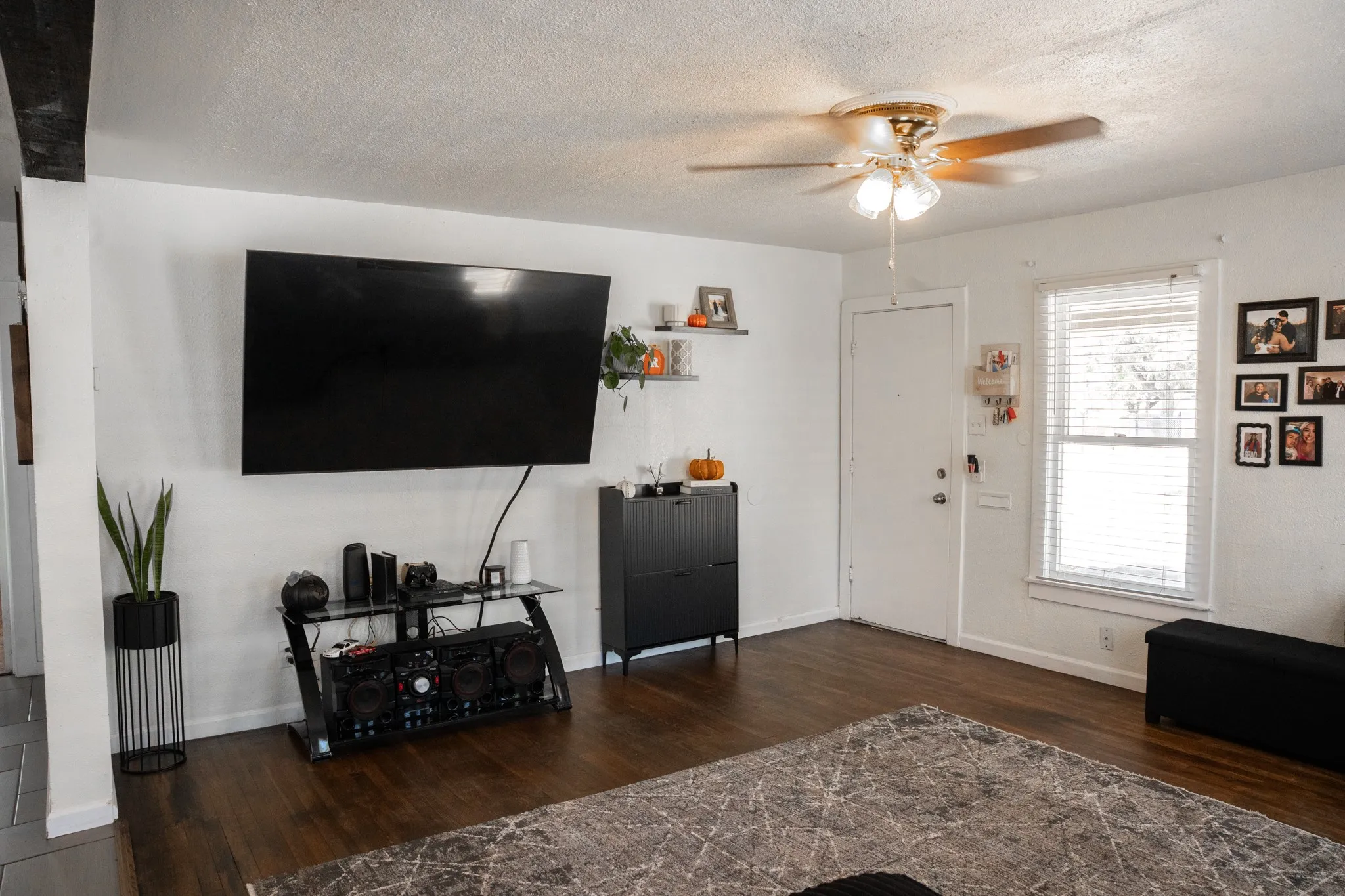 Single Family Residence For Sale in Tarrant County , 2945 Handley Drive, Fort Worth, Texas 76112, 2 Bedroom, 1 Bathroom, Garage spaces, 1,224 Sqft, built in 1949, mls#21385655, Real Estate Agent in Fort Worth, Homes For Sale in Tarrant county, Homes For Sale in Fort Worth, Realtor in Fort Worth Texas, Real Estate Brokerage Independent Realty Texas, Luminita Cordes Realtor