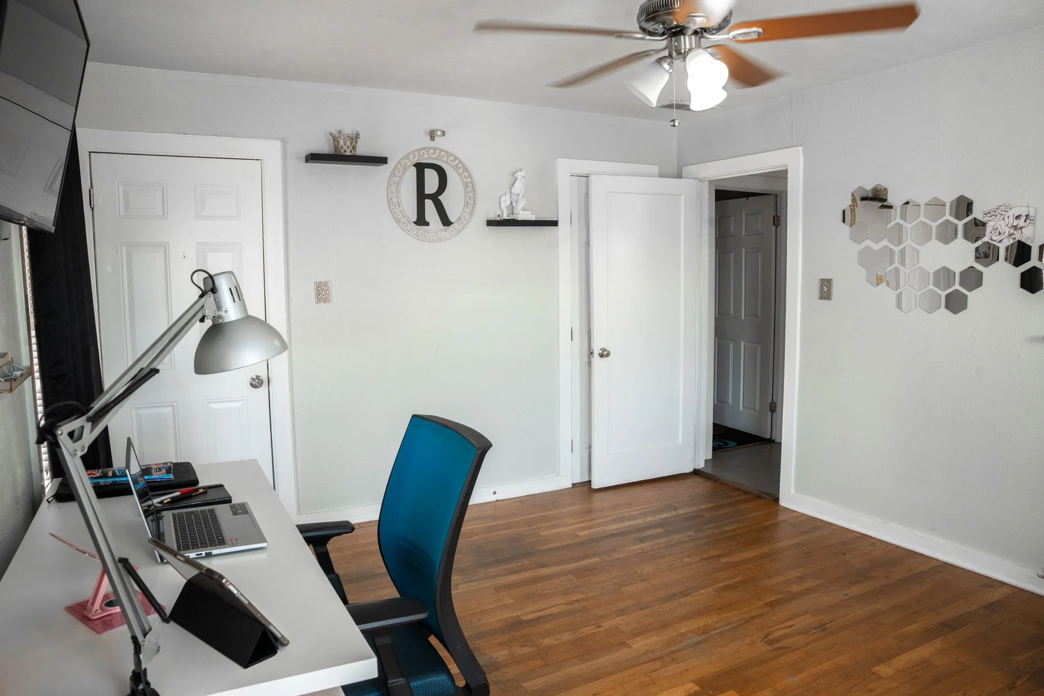 Single Family Residence For Sale in Tarrant County , 2945 Handley Drive, Fort Worth, Texas 76112, 2 Bedroom, 1 Bathroom, Garage spaces, 1,224 Sqft, built in 1949, mls#21385655, Real Estate Agent in Fort Worth, Homes For Sale in Tarrant county, Homes For Sale in Fort Worth, Realtor in Fort Worth Texas, Real Estate Brokerage Independent Realty Texas, Luminita Cordes Realtor