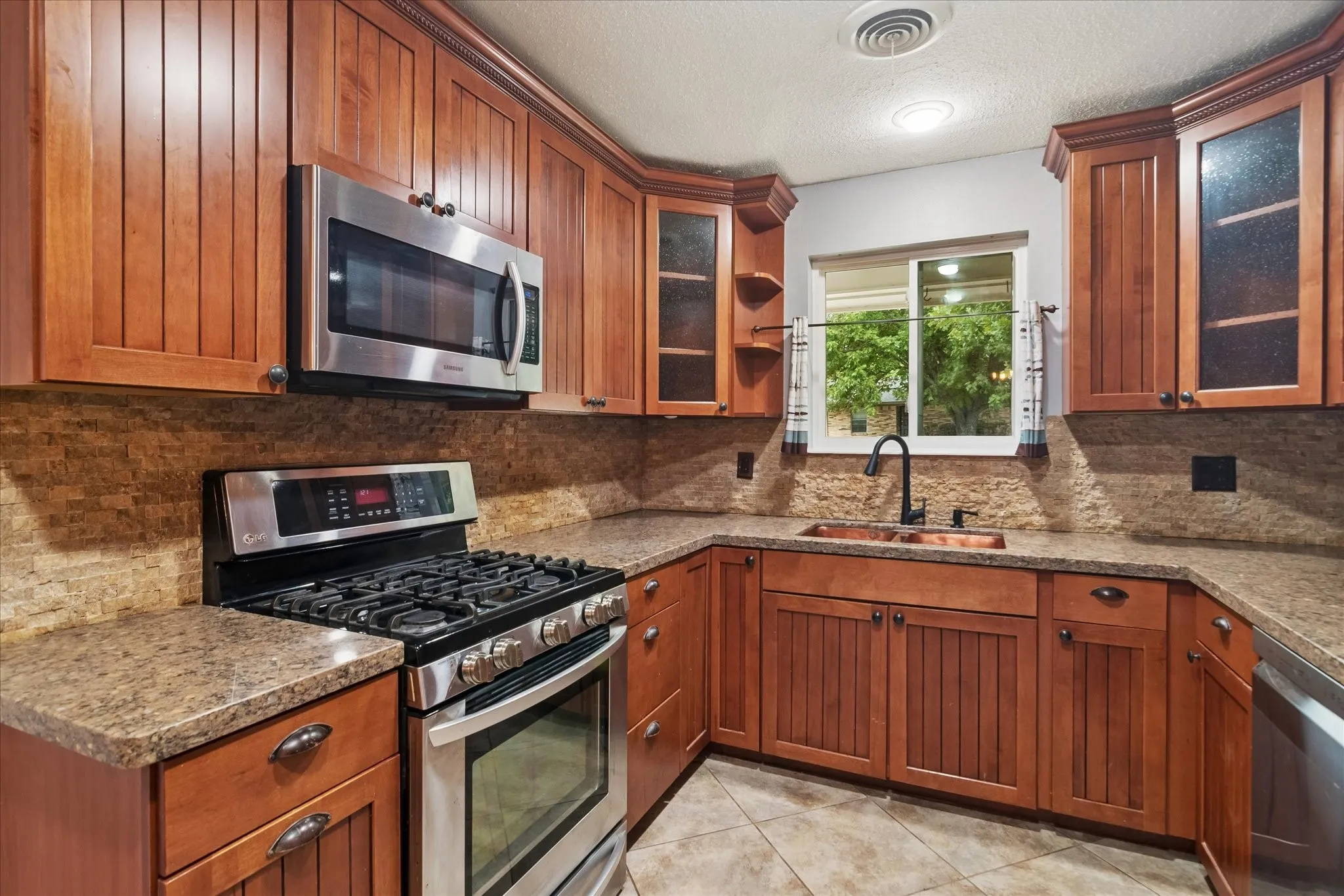 Single Family Residence For Sale in Grayson County , 1109 S Valentine Drive, Sherman, Texas 75090, 3 Bedroom, 2 Bathroom, 2 Garage spaces, 1,486 Sqft, built in 1965, mls#21395397, Real Estate Agent in Sherman, Homes For Sale in Grayson county, Homes For Sale in Sherman, Realtor in Sherman Texas, Real Estate Brokerage Independent Realty Texas, Luminita Cordes Realtor