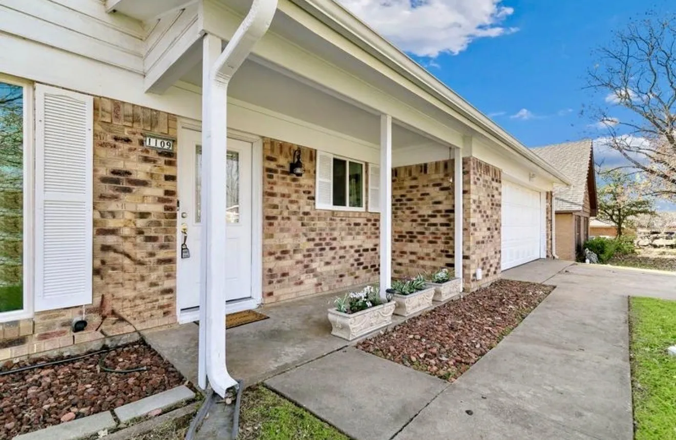 Single Family Residence For Sale in Grayson County , 1109 S Valentine Drive, Sherman, Texas 75090, 3 Bedroom, 2 Bathroom, 2 Garage spaces, 1,486 Sqft, built in 1965, mls#21395397, Real Estate Agent in Sherman, Homes For Sale in Grayson county, Homes For Sale in Sherman, Realtor in Sherman Texas, Real Estate Brokerage Independent Realty Texas, Luminita Cordes Realtor