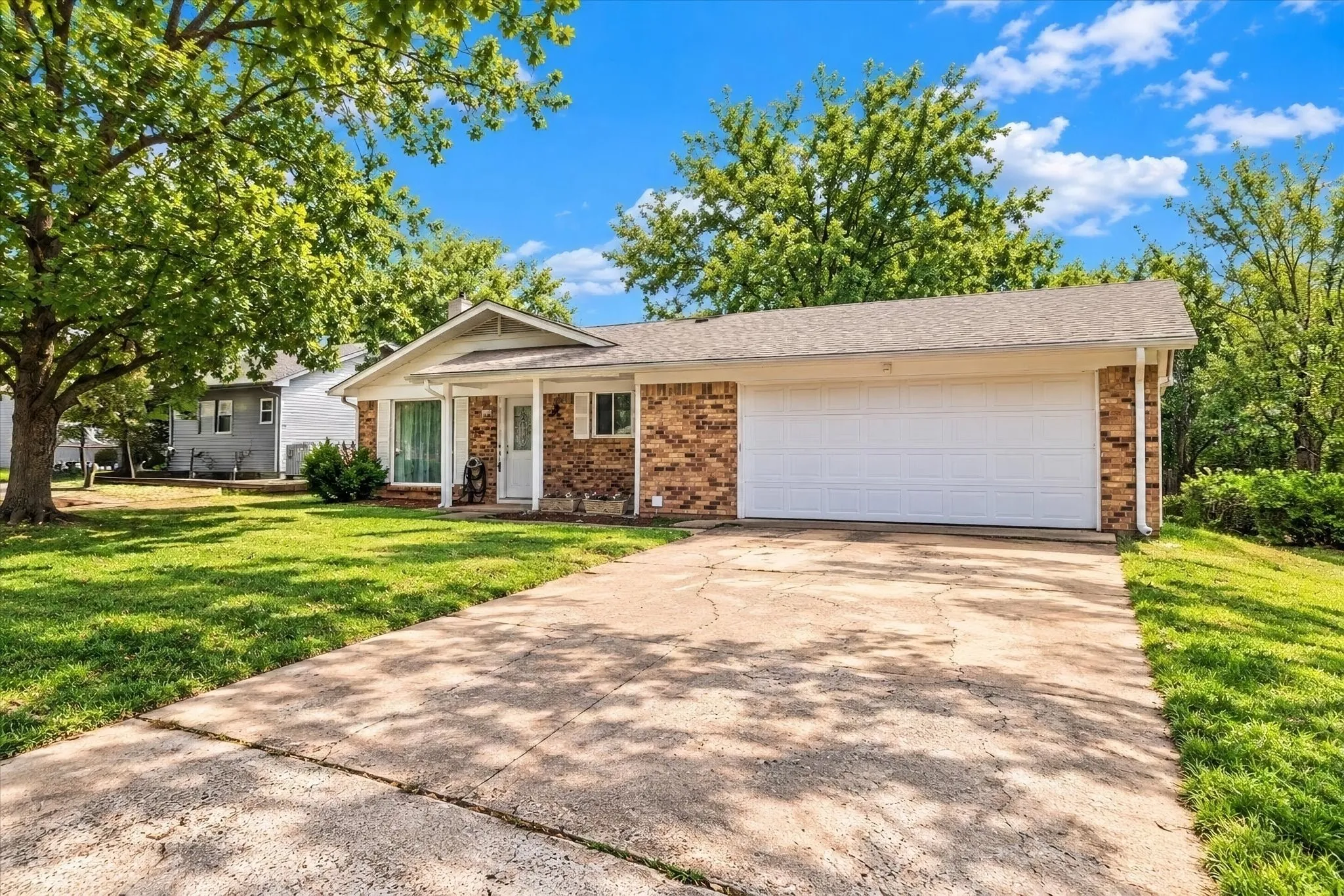 Single Family Residence For Sale in Grayson County , 1109 S Valentine Drive, Sherman, Texas 75090, 3 Bedroom, 2 Bathroom, 2 Garage spaces, 1,486 Sqft, built in 1965, mls#21395397, Real Estate Agent in Sherman, Homes For Sale in Grayson county, Homes For Sale in Sherman, Realtor in Sherman Texas, Real Estate Brokerage Independent Realty Texas, Luminita Cordes Realtor