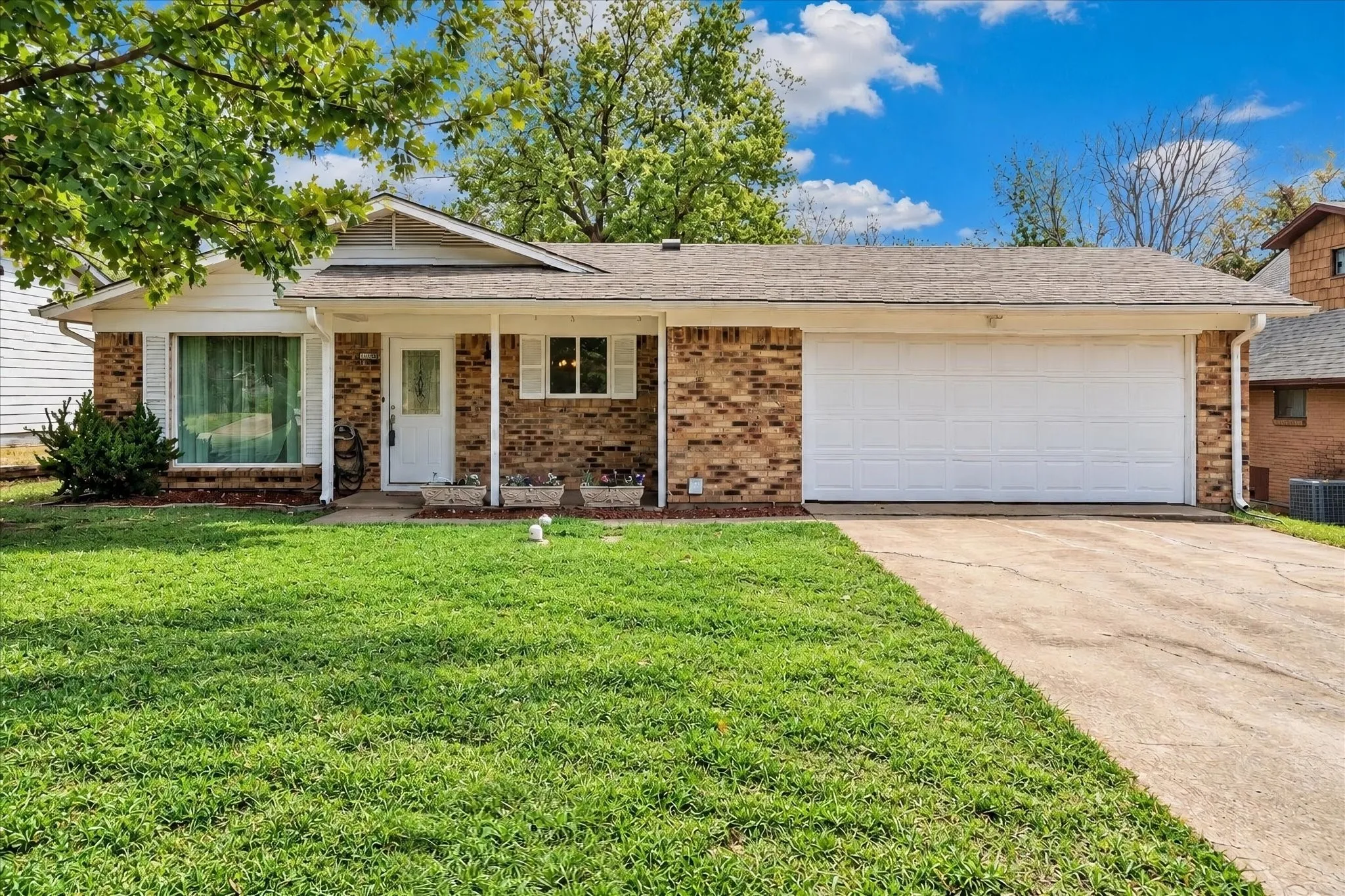 Single Family Residence For Sale in Grayson County , 1109 S Valentine Drive, Sherman, Texas 75090, 3 Bedroom, 2 Bathroom, 2 Garage spaces, 1,486 Sqft, built in 1965, mls#21395397, Real Estate Agent in Sherman, Homes For Sale in Grayson county, Homes For Sale in Sherman, Realtor in Sherman Texas, Real Estate Brokerage Independent Realty Texas, Luminita Cordes Realtor