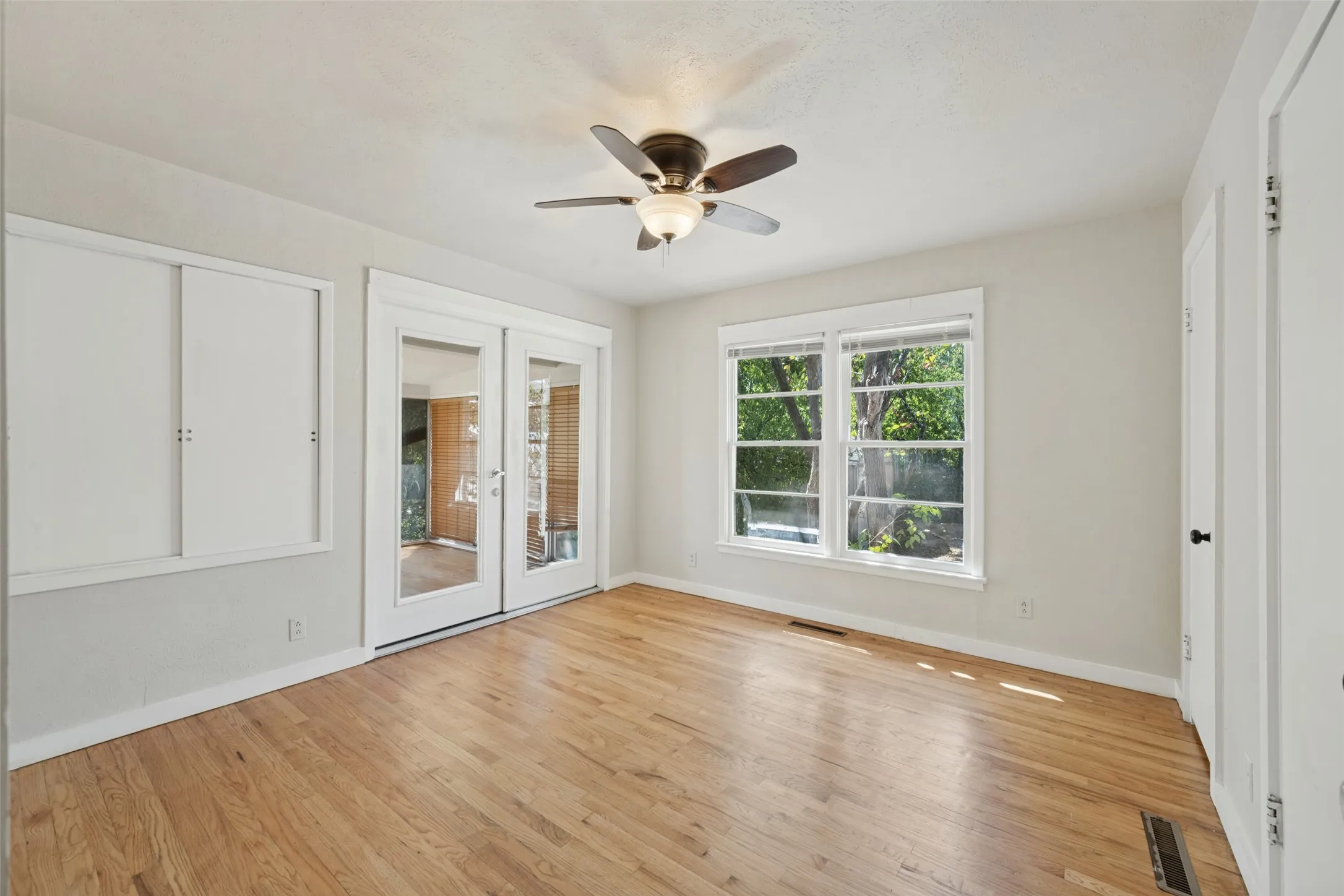 Single Family Residence For Sale in Tarrant County , 6567 Malvey Avenue, Fort Worth, Texas 76116, 3 Bedroom, 3 Bathroom, 2 Garage spaces, 2,082 Sqft, built in 1955, mls#21394853, Real Estate Agent in Fort Worth, Homes For Sale in Tarrant county, Homes For Sale in Fort Worth, Realtor in Fort Worth Texas, Real Estate Brokerage Independent Realty Texas, Luminita Cordes Realtor
