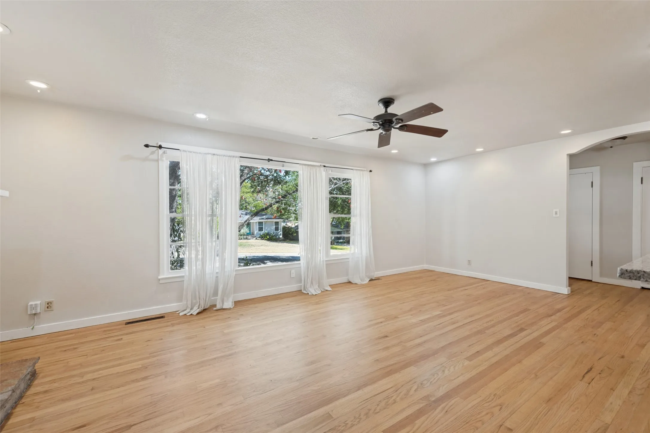 Single Family Residence For Sale in Tarrant County , 6567 Malvey Avenue, Fort Worth, Texas 76116, 3 Bedroom, 3 Bathroom, 2 Garage spaces, 2,082 Sqft, built in 1955, mls#21394853, Real Estate Agent in Fort Worth, Homes For Sale in Tarrant county, Homes For Sale in Fort Worth, Realtor in Fort Worth Texas, Real Estate Brokerage Independent Realty Texas, Luminita Cordes Realtor