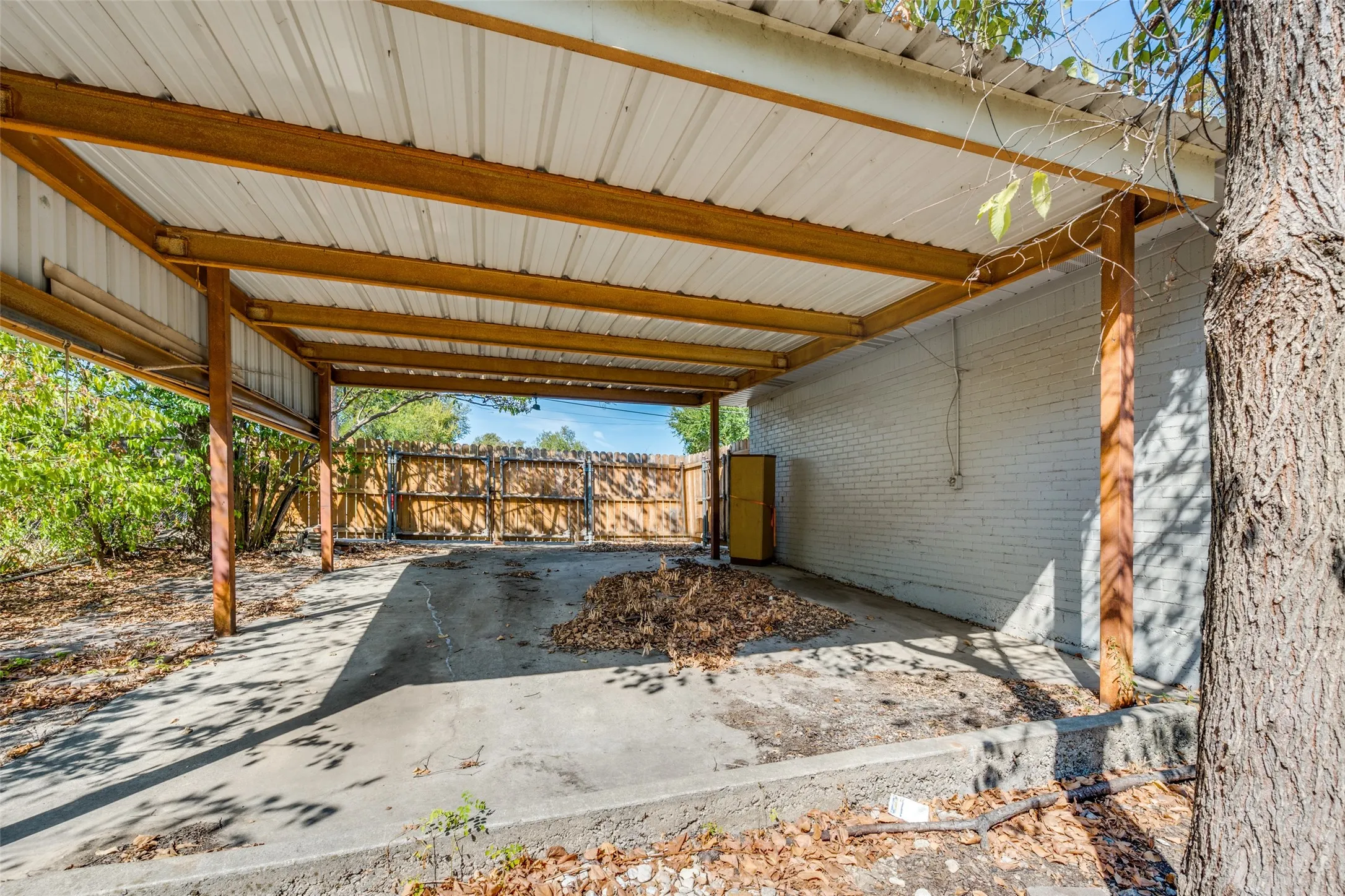 Single Family Residence For Sale in Tarrant County , 6567 Malvey Avenue, Fort Worth, Texas 76116, 3 Bedroom, 3 Bathroom, 2 Garage spaces, 2,082 Sqft, built in 1955, mls#21394853, Real Estate Agent in Fort Worth, Homes For Sale in Tarrant county, Homes For Sale in Fort Worth, Realtor in Fort Worth Texas, Real Estate Brokerage Independent Realty Texas, Luminita Cordes Realtor
