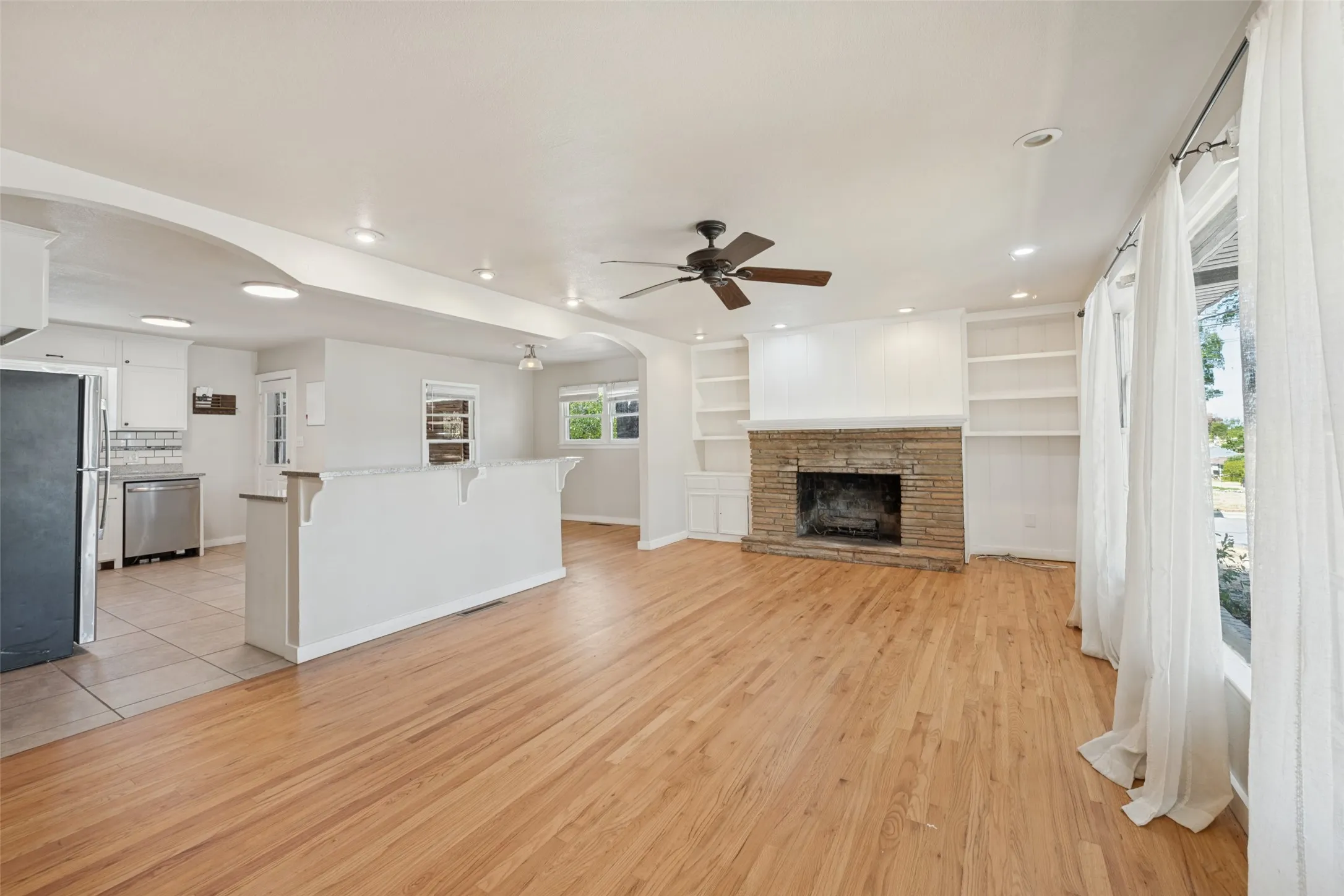 Single Family Residence For Sale in Tarrant County , 6567 Malvey Avenue, Fort Worth, Texas 76116, 3 Bedroom, 3 Bathroom, 2 Garage spaces, 2,082 Sqft, built in 1955, mls#21394853, Real Estate Agent in Fort Worth, Homes For Sale in Tarrant county, Homes For Sale in Fort Worth, Realtor in Fort Worth Texas, Real Estate Brokerage Independent Realty Texas, Luminita Cordes Realtor