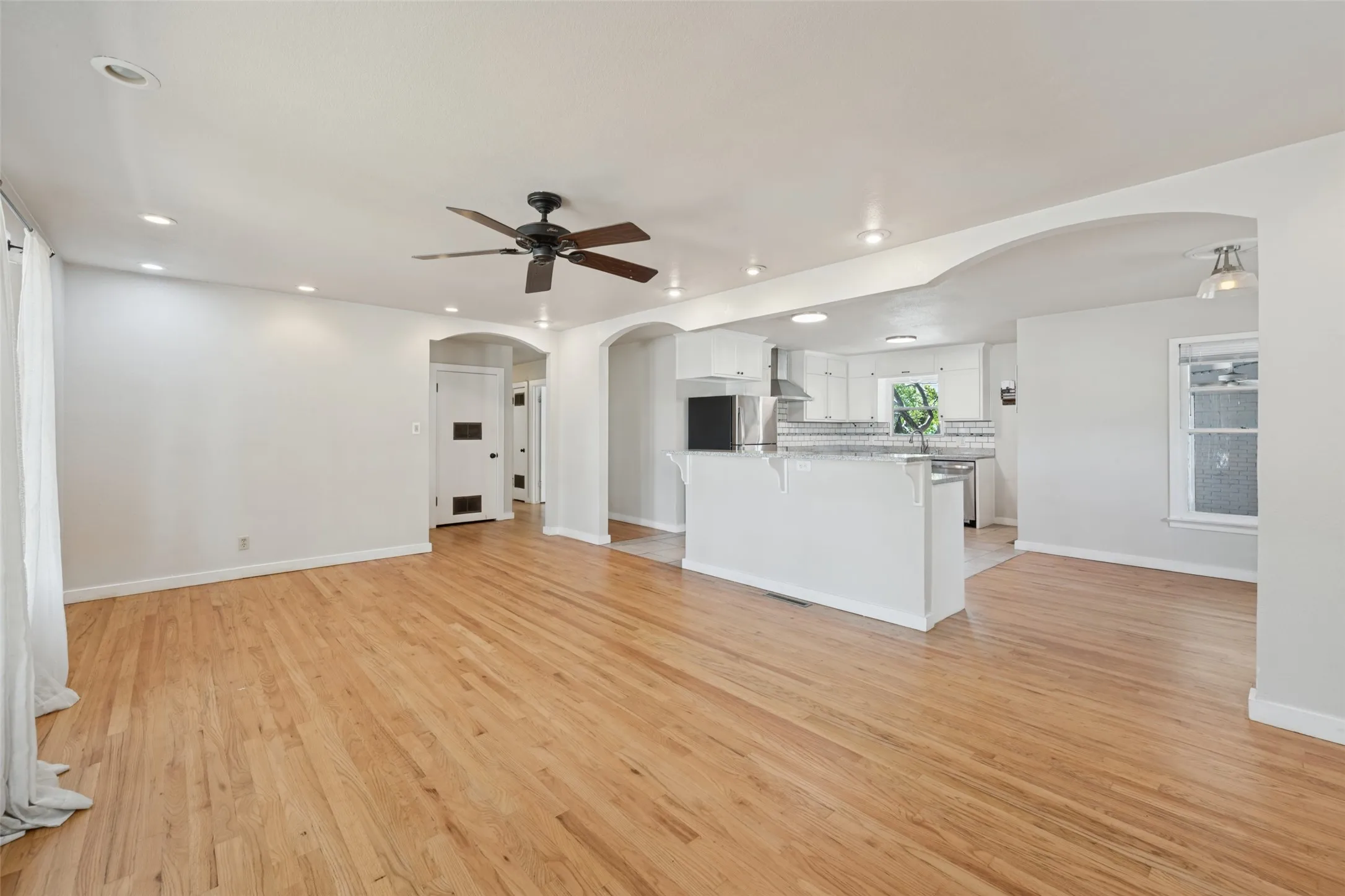 Single Family Residence For Sale in Tarrant County , 6567 Malvey Avenue, Fort Worth, Texas 76116, 3 Bedroom, 3 Bathroom, 2 Garage spaces, 2,082 Sqft, built in 1955, mls#21394853, Real Estate Agent in Fort Worth, Homes For Sale in Tarrant county, Homes For Sale in Fort Worth, Realtor in Fort Worth Texas, Real Estate Brokerage Independent Realty Texas, Luminita Cordes Realtor