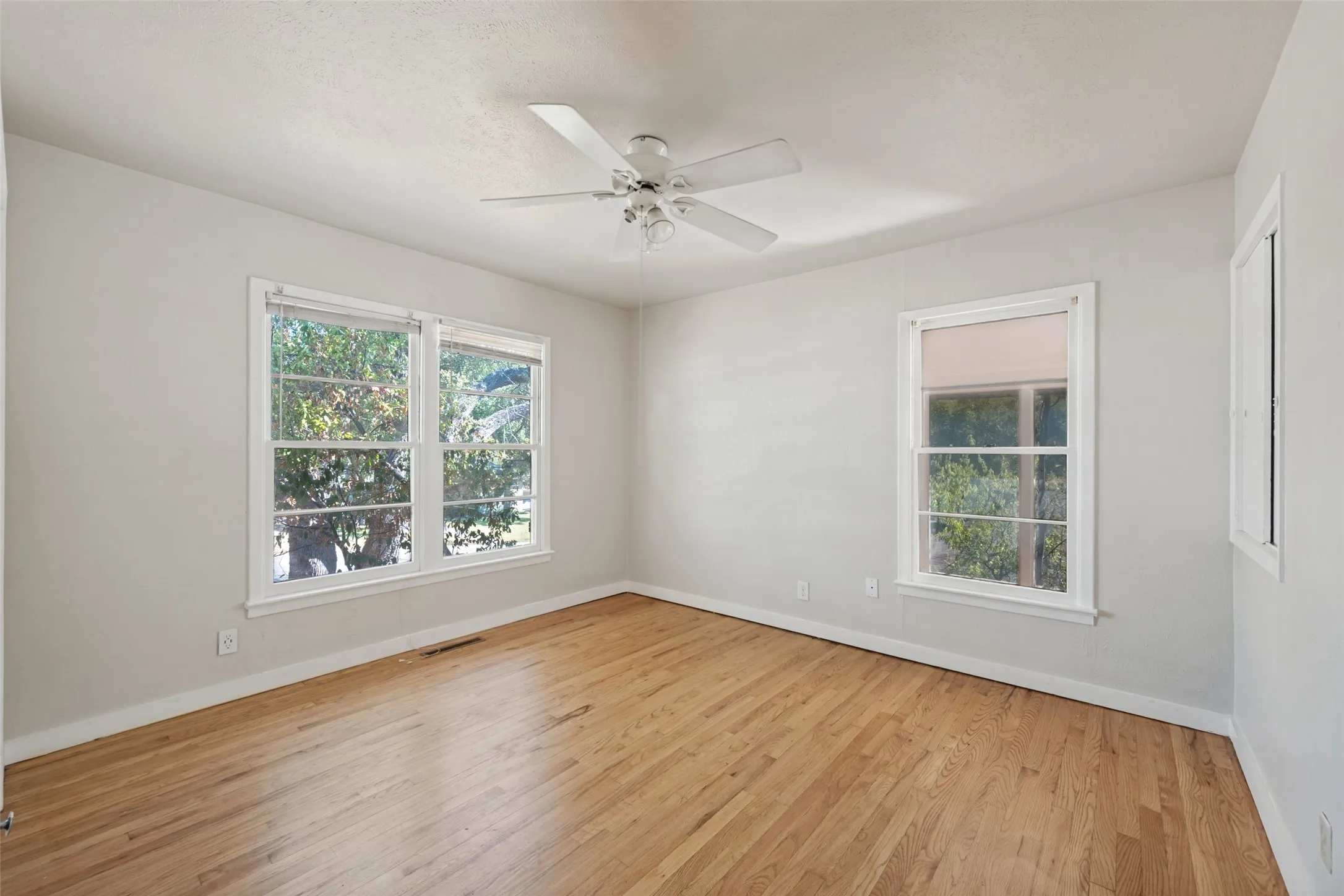 Single Family Residence For Sale in Tarrant County , 6567 Malvey Avenue, Fort Worth, Texas 76116, 3 Bedroom, 3 Bathroom, 2 Garage spaces, 2,082 Sqft, built in 1955, mls#21394853, Real Estate Agent in Fort Worth, Homes For Sale in Tarrant county, Homes For Sale in Fort Worth, Realtor in Fort Worth Texas, Real Estate Brokerage Independent Realty Texas, Luminita Cordes Realtor