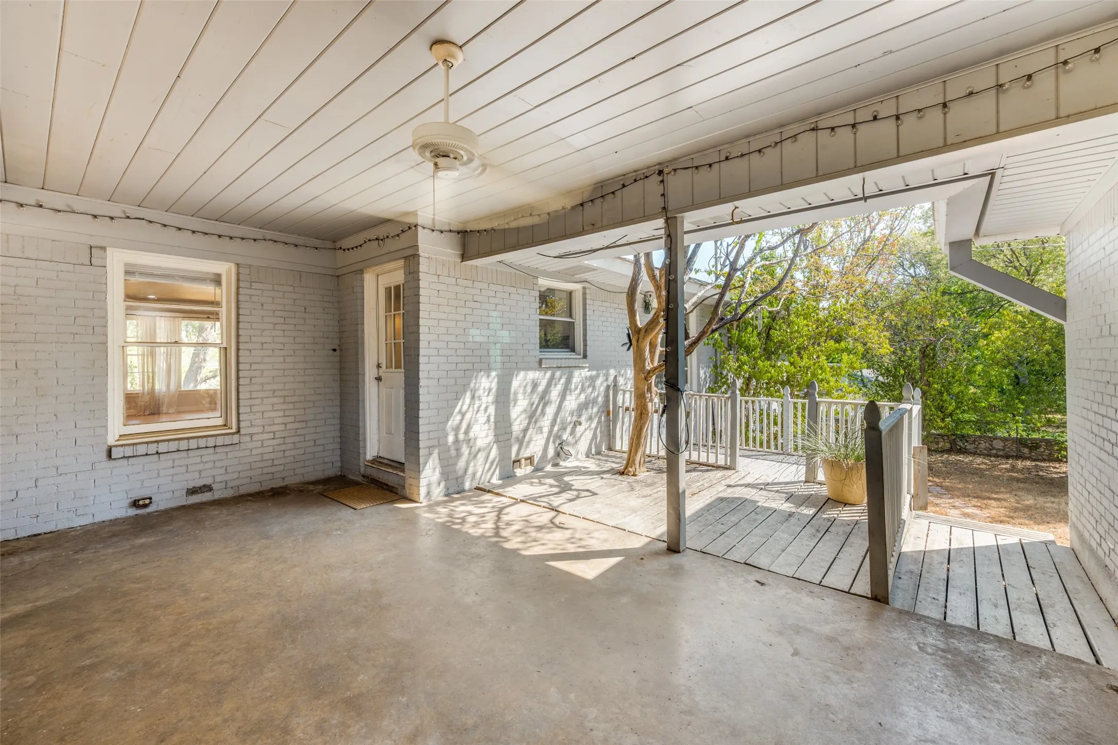 Single Family Residence For Sale in Tarrant County , 6567 Malvey Avenue, Fort Worth, Texas 76116, 3 Bedroom, 3 Bathroom, 2 Garage spaces, 2,082 Sqft, built in 1955, mls#21394853, Real Estate Agent in Fort Worth, Homes For Sale in Tarrant county, Homes For Sale in Fort Worth, Realtor in Fort Worth Texas, Real Estate Brokerage Independent Realty Texas, Luminita Cordes Realtor