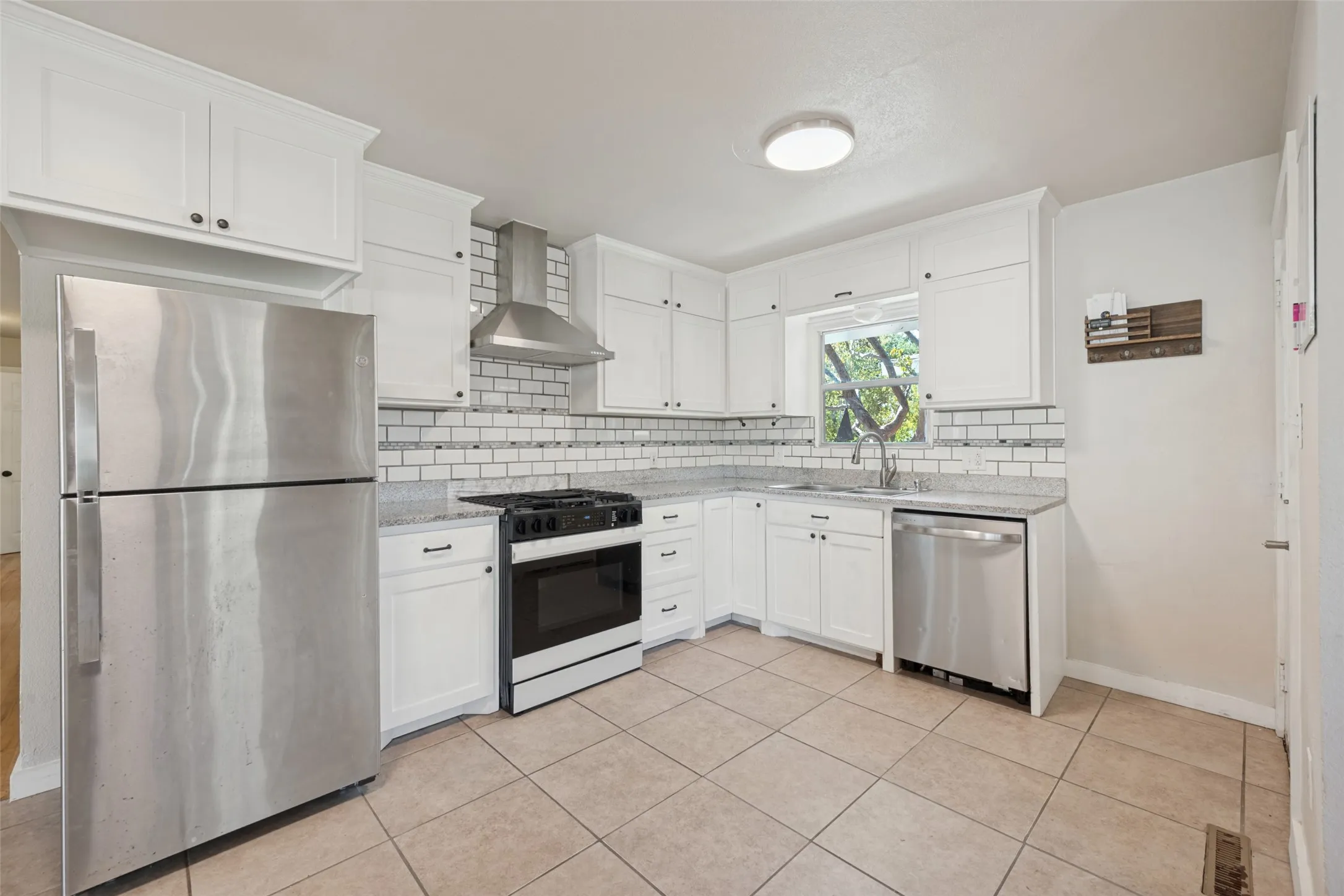 Single Family Residence For Sale in Tarrant County , 6567 Malvey Avenue, Fort Worth, Texas 76116, 3 Bedroom, 3 Bathroom, 2 Garage spaces, 2,082 Sqft, built in 1955, mls#21394853, Real Estate Agent in Fort Worth, Homes For Sale in Tarrant county, Homes For Sale in Fort Worth, Realtor in Fort Worth Texas, Real Estate Brokerage Independent Realty Texas, Luminita Cordes Realtor