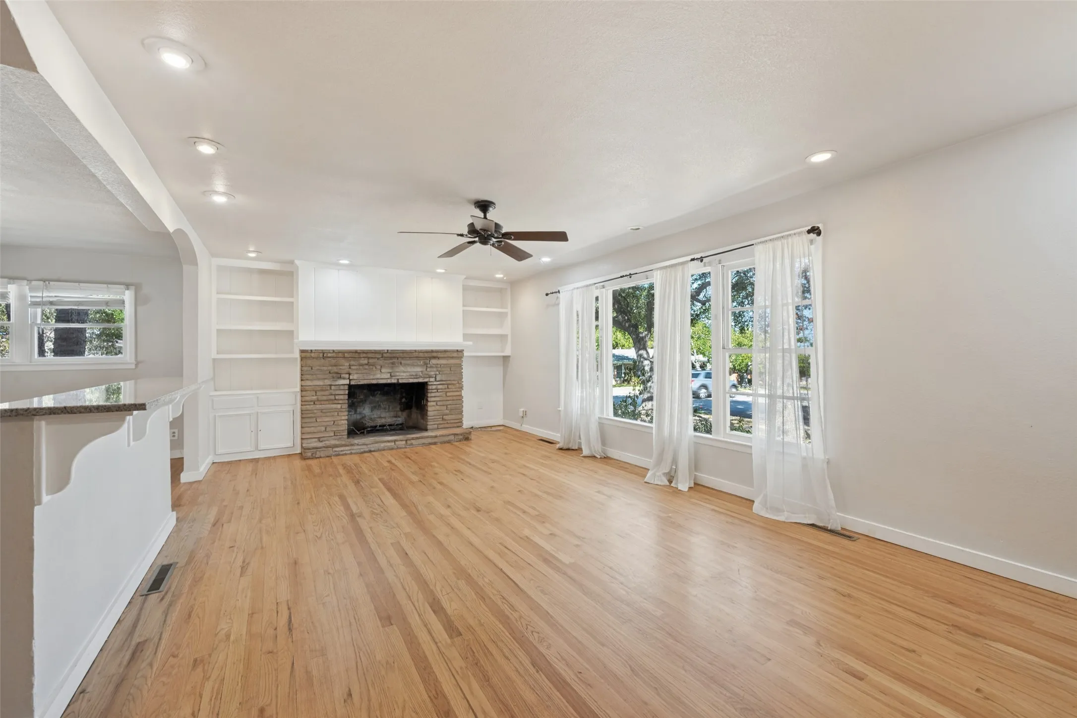 Single Family Residence For Sale in Tarrant County , 6567 Malvey Avenue, Fort Worth, Texas 76116, 3 Bedroom, 3 Bathroom, 2 Garage spaces, 2,082 Sqft, built in 1955, mls#21394853, Real Estate Agent in Fort Worth, Homes For Sale in Tarrant county, Homes For Sale in Fort Worth, Realtor in Fort Worth Texas, Real Estate Brokerage Independent Realty Texas, Luminita Cordes Realtor