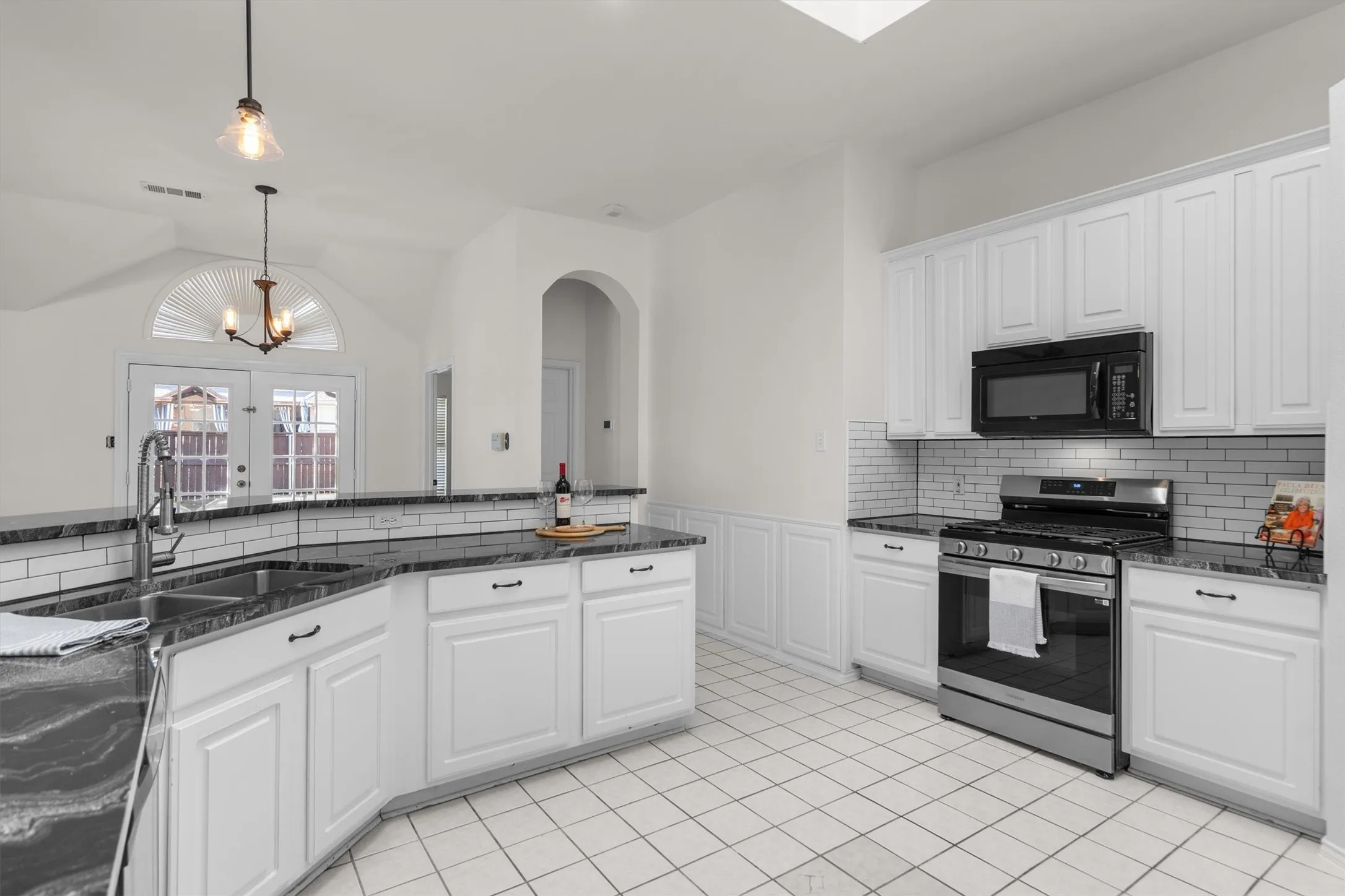 Single Family Residence For Sale in Denton County , 1718 Falcon Drive, Corinth, Texas 76210, 4 Bedroom, 3 Bathroom, 2 Garage spaces, 2,687 Sqft, built in 1999, mls#21391793, Real Estate Agent in Corinth, Homes For Sale in Denton county, Homes For Sale in Corinth, Realtor in Corinth Texas, Real Estate Brokerage Independent Realty Texas, Luminita Cordes Realtor