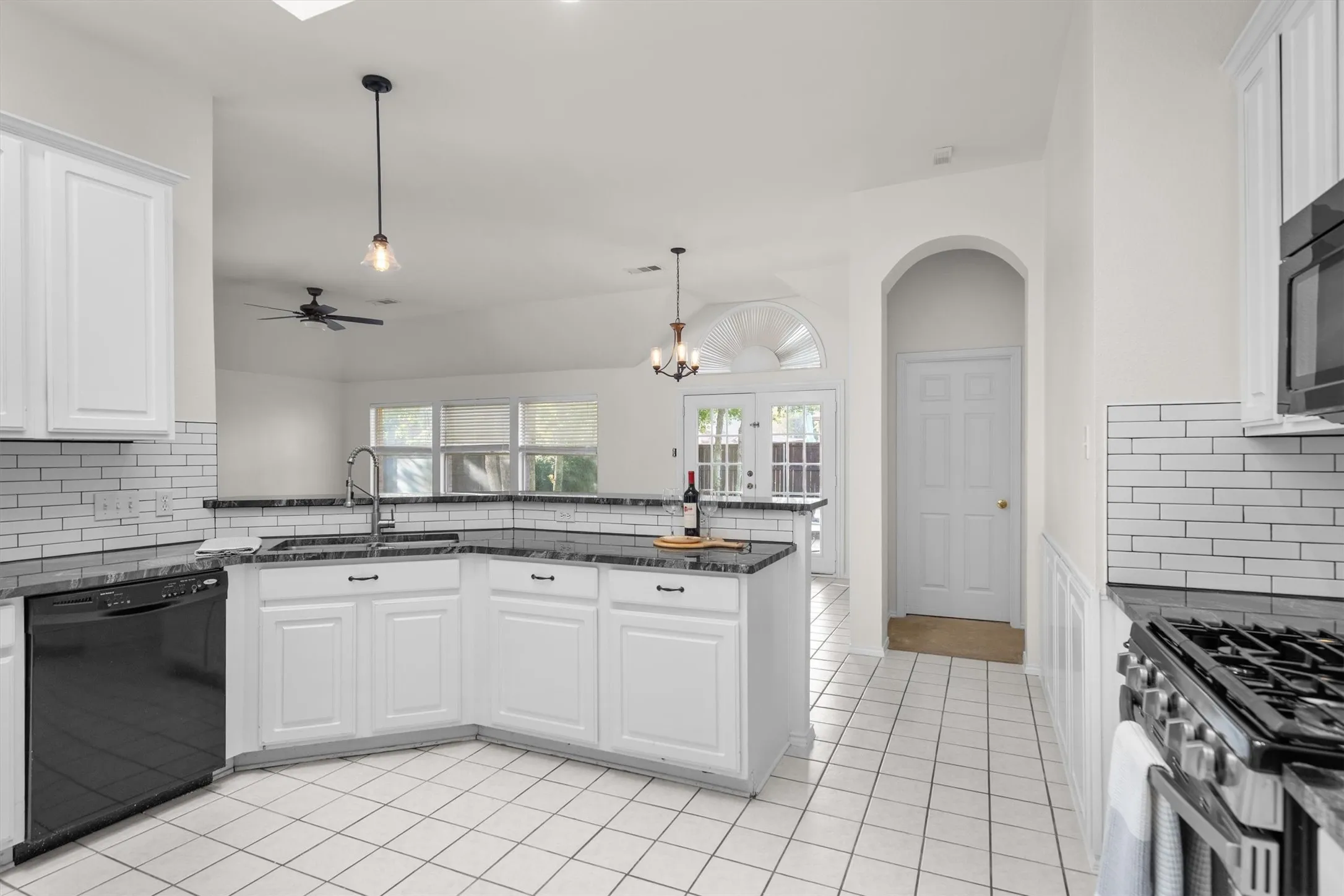 Single Family Residence For Sale in Denton County , 1718 Falcon Drive, Corinth, Texas 76210, 4 Bedroom, 3 Bathroom, 2 Garage spaces, 2,687 Sqft, built in 1999, mls#21391793, Real Estate Agent in Corinth, Homes For Sale in Denton county, Homes For Sale in Corinth, Realtor in Corinth Texas, Real Estate Brokerage Independent Realty Texas, Luminita Cordes Realtor