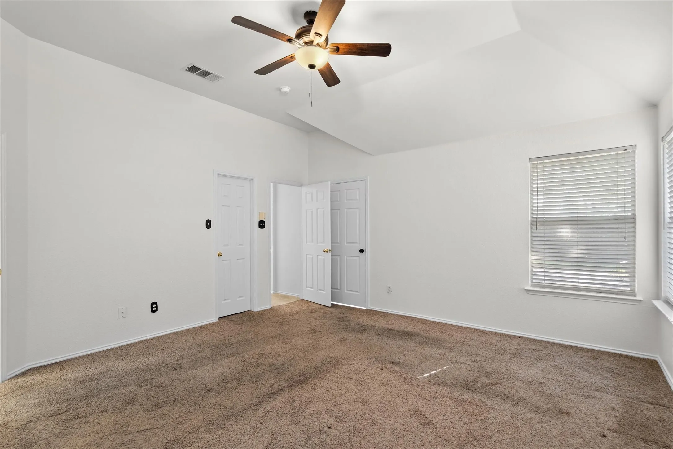 Single Family Residence For Sale in Denton County , 1718 Falcon Drive, Corinth, Texas 76210, 4 Bedroom, 3 Bathroom, 2 Garage spaces, 2,687 Sqft, built in 1999, mls#21391793, Real Estate Agent in Corinth, Homes For Sale in Denton county, Homes For Sale in Corinth, Realtor in Corinth Texas, Real Estate Brokerage Independent Realty Texas, Luminita Cordes Realtor