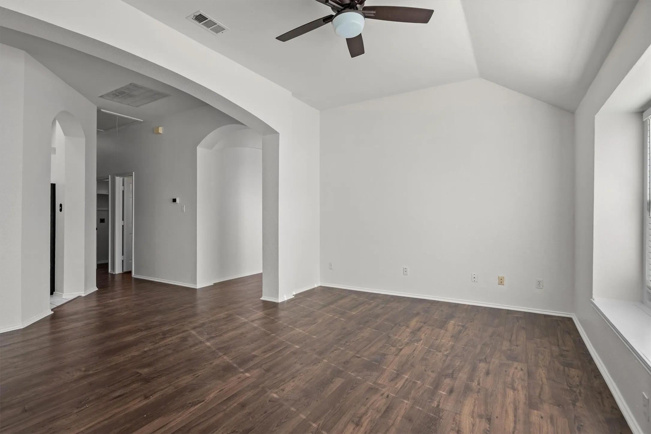 Single Family Residence For Sale in Denton County , 1718 Falcon Drive, Corinth, Texas 76210, 4 Bedroom, 3 Bathroom, 2 Garage spaces, 2,687 Sqft, built in 1999, mls#21391793, Real Estate Agent in Corinth, Homes For Sale in Denton county, Homes For Sale in Corinth, Realtor in Corinth Texas, Real Estate Brokerage Independent Realty Texas, Luminita Cordes Realtor