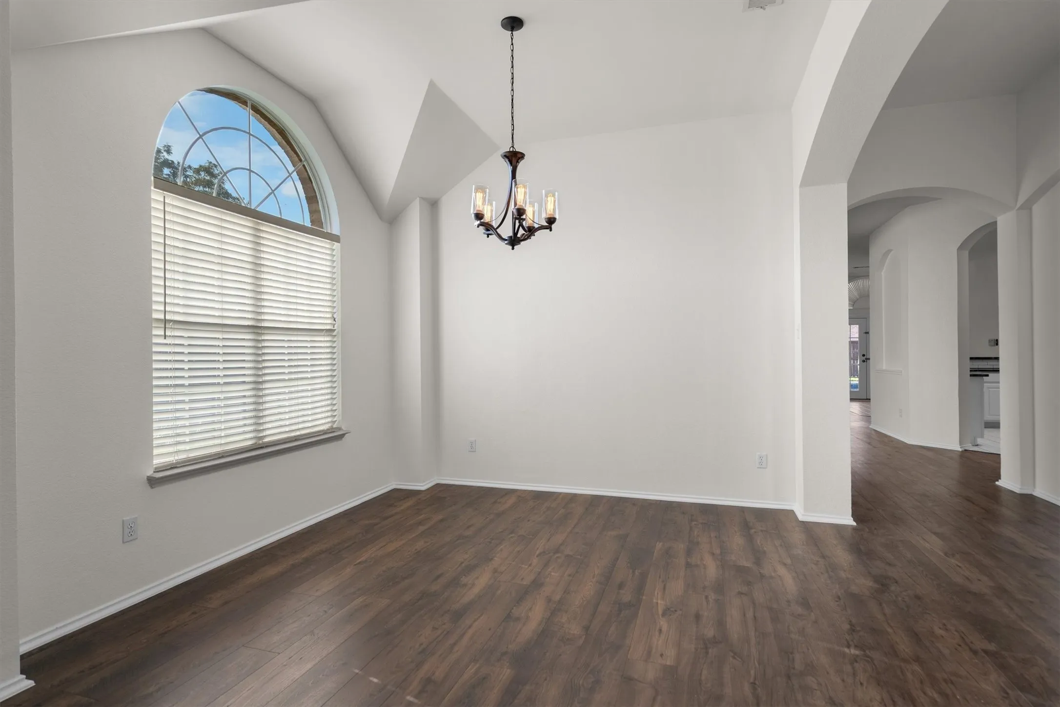 Single Family Residence For Sale in Denton County , 1718 Falcon Drive, Corinth, Texas 76210, 4 Bedroom, 3 Bathroom, 2 Garage spaces, 2,687 Sqft, built in 1999, mls#21391793, Real Estate Agent in Corinth, Homes For Sale in Denton county, Homes For Sale in Corinth, Realtor in Corinth Texas, Real Estate Brokerage Independent Realty Texas, Luminita Cordes Realtor