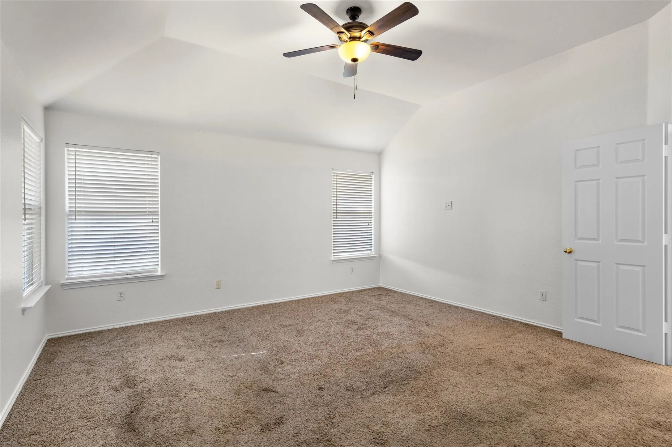 Single Family Residence For Sale in Denton County , 1718 Falcon Drive, Corinth, Texas 76210, 4 Bedroom, 3 Bathroom, 2 Garage spaces, 2,687 Sqft, built in 1999, mls#21391793, Real Estate Agent in Corinth, Homes For Sale in Denton county, Homes For Sale in Corinth, Realtor in Corinth Texas, Real Estate Brokerage Independent Realty Texas, Luminita Cordes Realtor