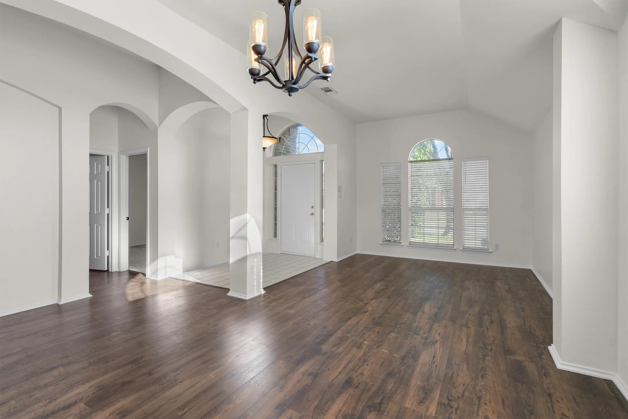 Single Family Residence For Sale in Denton County , 1718 Falcon Drive, Corinth, Texas 76210, 4 Bedroom, 3 Bathroom, 2 Garage spaces, 2,687 Sqft, built in 1999, mls#21391793, Real Estate Agent in Corinth, Homes For Sale in Denton county, Homes For Sale in Corinth, Realtor in Corinth Texas, Real Estate Brokerage Independent Realty Texas, Luminita Cordes Realtor