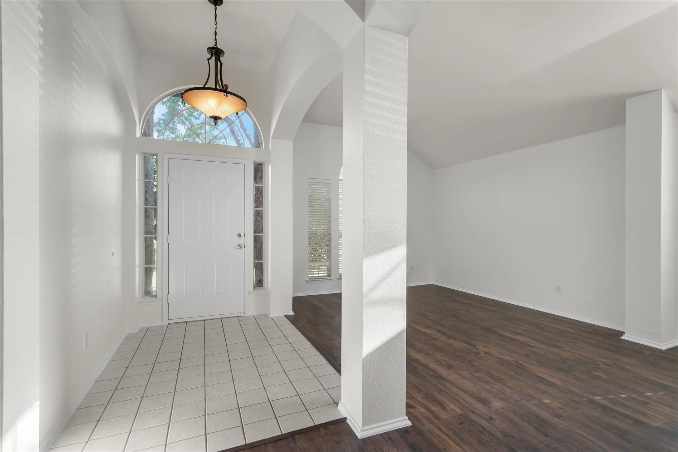 Single Family Residence For Sale in Denton County , 1718 Falcon Drive, Corinth, Texas 76210, 4 Bedroom, 3 Bathroom, 2 Garage spaces, 2,687 Sqft, built in 1999, mls#21391793, Real Estate Agent in Corinth, Homes For Sale in Denton county, Homes For Sale in Corinth, Realtor in Corinth Texas, Real Estate Brokerage Independent Realty Texas, Luminita Cordes Realtor