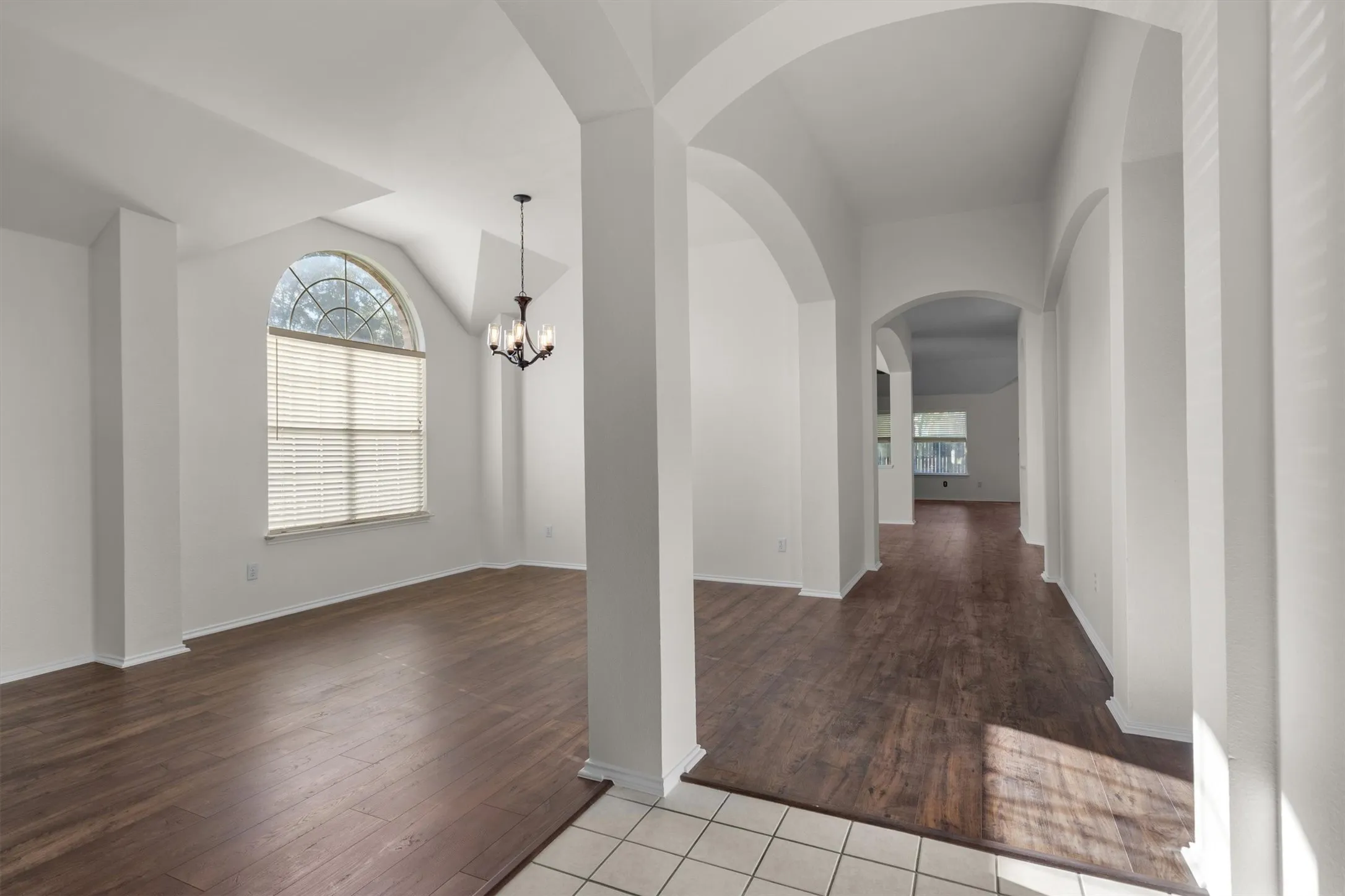 Single Family Residence For Sale in Denton County , 1718 Falcon Drive, Corinth, Texas 76210, 4 Bedroom, 3 Bathroom, 2 Garage spaces, 2,687 Sqft, built in 1999, mls#21391793, Real Estate Agent in Corinth, Homes For Sale in Denton county, Homes For Sale in Corinth, Realtor in Corinth Texas, Real Estate Brokerage Independent Realty Texas, Luminita Cordes Realtor