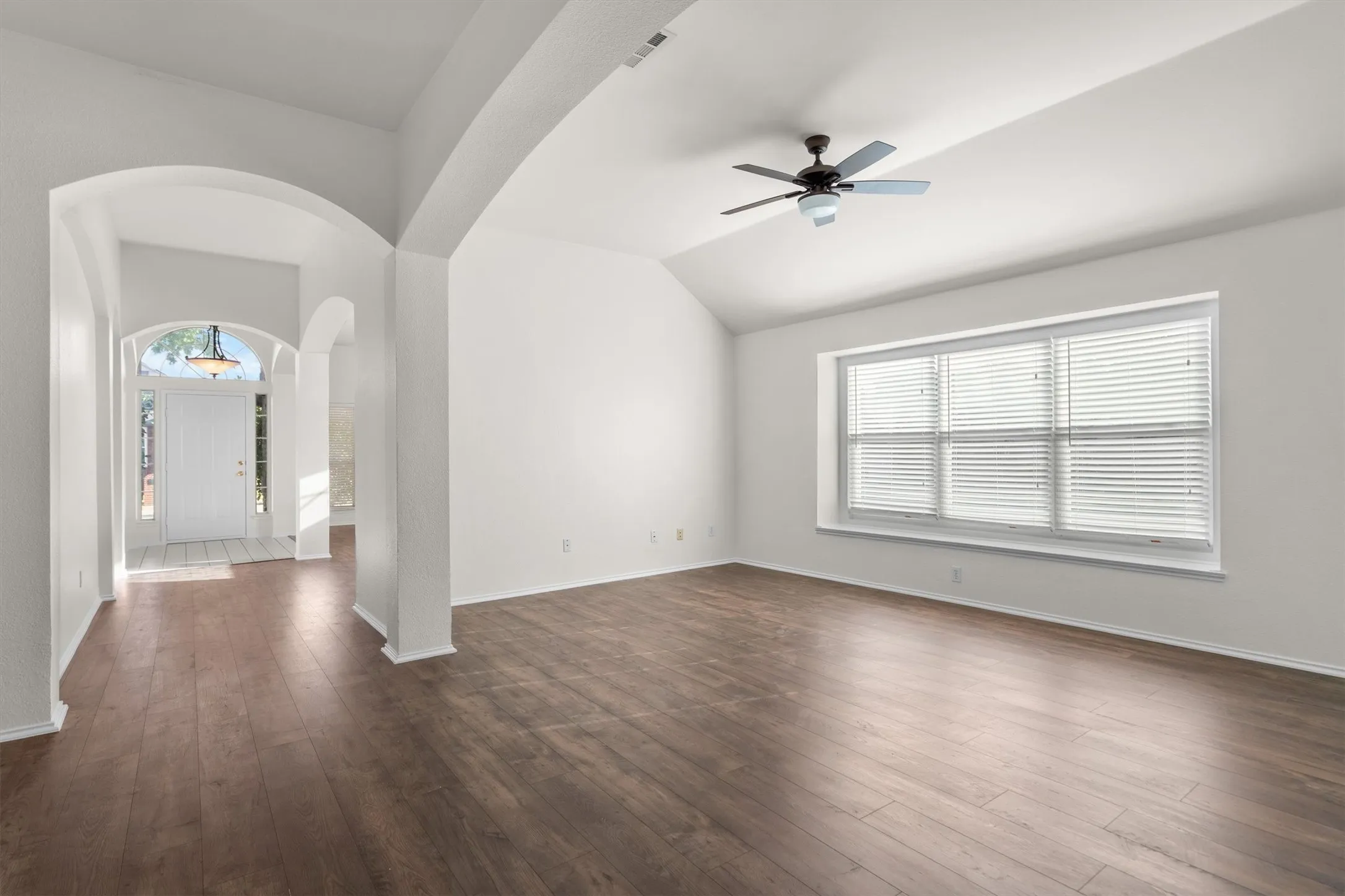 Single Family Residence For Sale in Denton County , 1718 Falcon Drive, Corinth, Texas 76210, 4 Bedroom, 3 Bathroom, 2 Garage spaces, 2,687 Sqft, built in 1999, mls#21391793, Real Estate Agent in Corinth, Homes For Sale in Denton county, Homes For Sale in Corinth, Realtor in Corinth Texas, Real Estate Brokerage Independent Realty Texas, Luminita Cordes Realtor