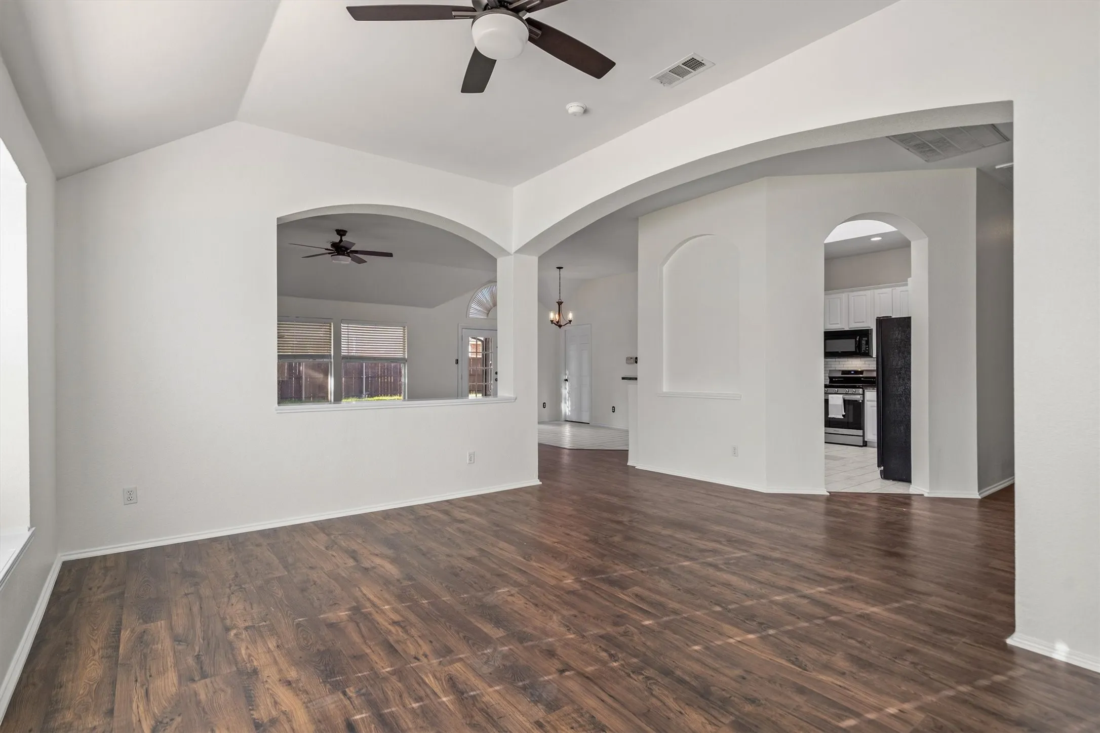 Single Family Residence For Sale in Denton County , 1718 Falcon Drive, Corinth, Texas 76210, 4 Bedroom, 3 Bathroom, 2 Garage spaces, 2,687 Sqft, built in 1999, mls#21391793, Real Estate Agent in Corinth, Homes For Sale in Denton county, Homes For Sale in Corinth, Realtor in Corinth Texas, Real Estate Brokerage Independent Realty Texas, Luminita Cordes Realtor