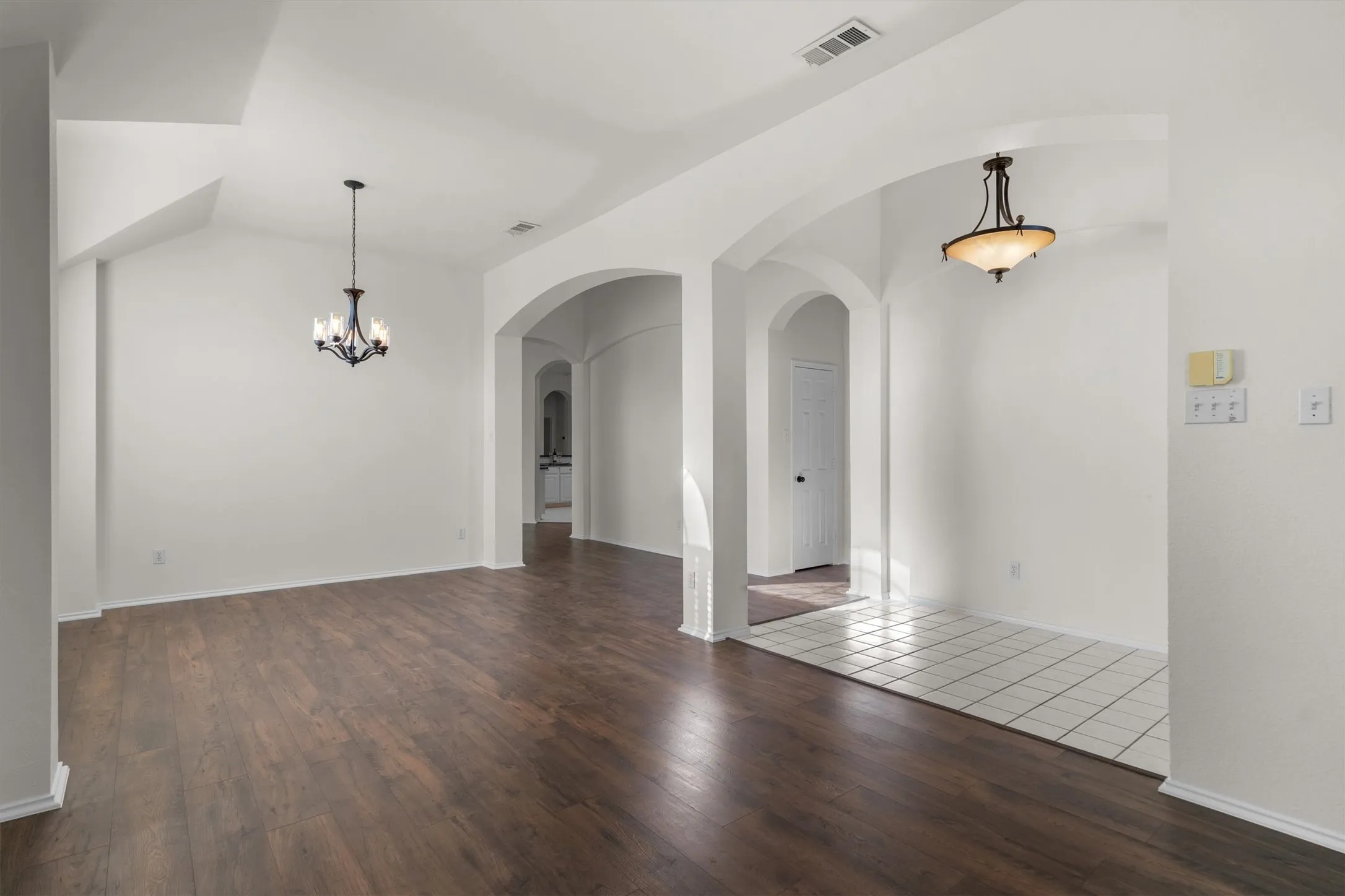 Single Family Residence For Sale in Denton County , 1718 Falcon Drive, Corinth, Texas 76210, 4 Bedroom, 3 Bathroom, 2 Garage spaces, 2,687 Sqft, built in 1999, mls#21391793, Real Estate Agent in Corinth, Homes For Sale in Denton county, Homes For Sale in Corinth, Realtor in Corinth Texas, Real Estate Brokerage Independent Realty Texas, Luminita Cordes Realtor