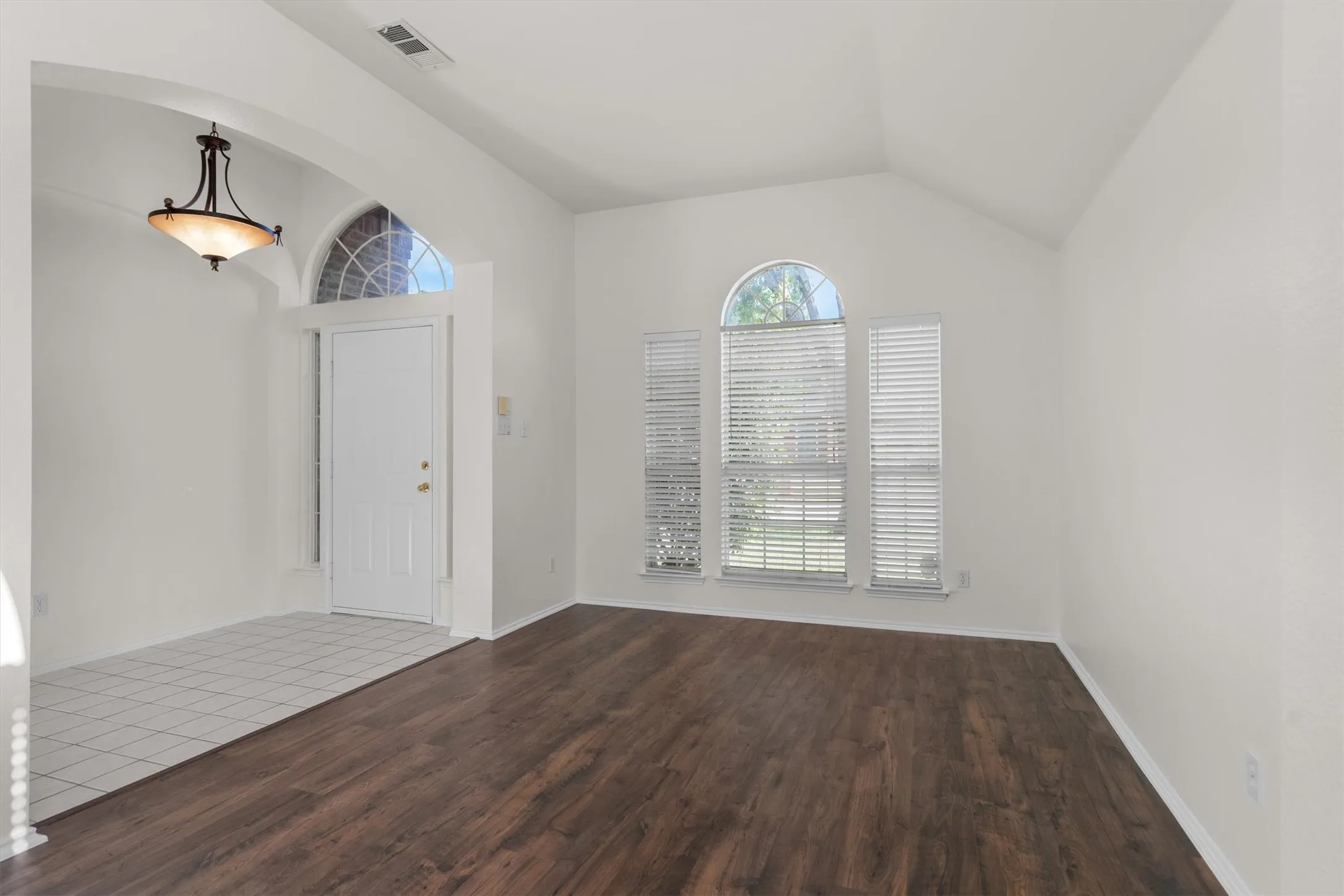 Single Family Residence For Sale in Denton County , 1718 Falcon Drive, Corinth, Texas 76210, 4 Bedroom, 3 Bathroom, 2 Garage spaces, 2,687 Sqft, built in 1999, mls#21391793, Real Estate Agent in Corinth, Homes For Sale in Denton county, Homes For Sale in Corinth, Realtor in Corinth Texas, Real Estate Brokerage Independent Realty Texas, Luminita Cordes Realtor