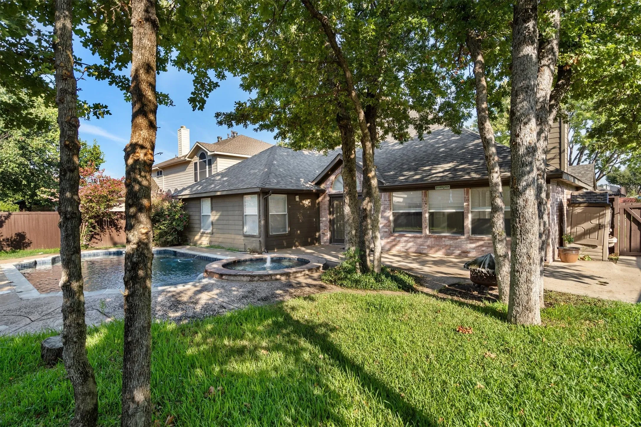 Single Family Residence For Sale in Denton County , 1718 Falcon Drive, Corinth, Texas 76210, 4 Bedroom, 3 Bathroom, 2 Garage spaces, 2,687 Sqft, built in 1999, mls#21391793, Real Estate Agent in Corinth, Homes For Sale in Denton county, Homes For Sale in Corinth, Realtor in Corinth Texas, Real Estate Brokerage Independent Realty Texas, Luminita Cordes Realtor