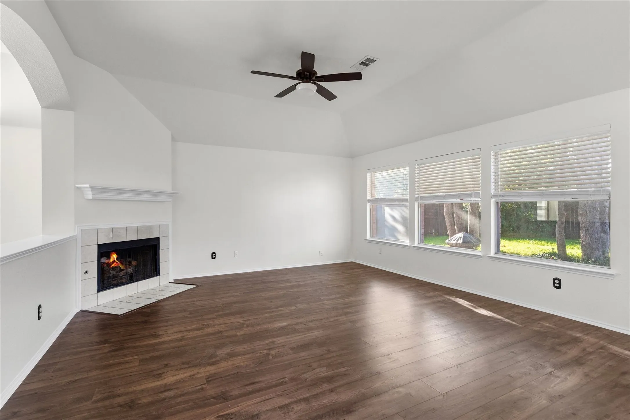 Single Family Residence For Sale in Denton County , 1718 Falcon Drive, Corinth, Texas 76210, 4 Bedroom, 3 Bathroom, 2 Garage spaces, 2,687 Sqft, built in 1999, mls#21391793, Real Estate Agent in Corinth, Homes For Sale in Denton county, Homes For Sale in Corinth, Realtor in Corinth Texas, Real Estate Brokerage Independent Realty Texas, Luminita Cordes Realtor