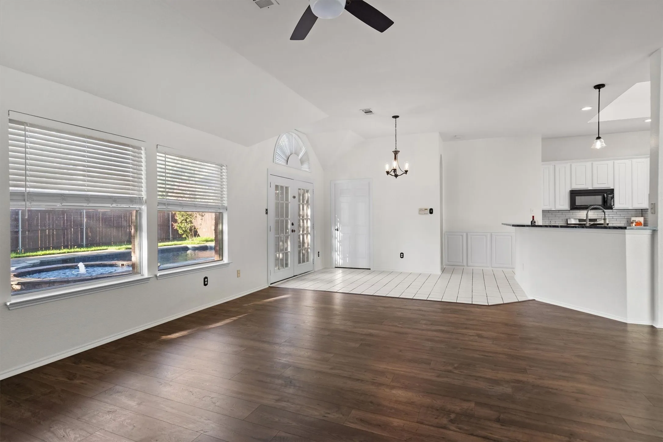 Single Family Residence For Sale in Denton County , 1718 Falcon Drive, Corinth, Texas 76210, 4 Bedroom, 3 Bathroom, 2 Garage spaces, 2,687 Sqft, built in 1999, mls#21391793, Real Estate Agent in Corinth, Homes For Sale in Denton county, Homes For Sale in Corinth, Realtor in Corinth Texas, Real Estate Brokerage Independent Realty Texas, Luminita Cordes Realtor
