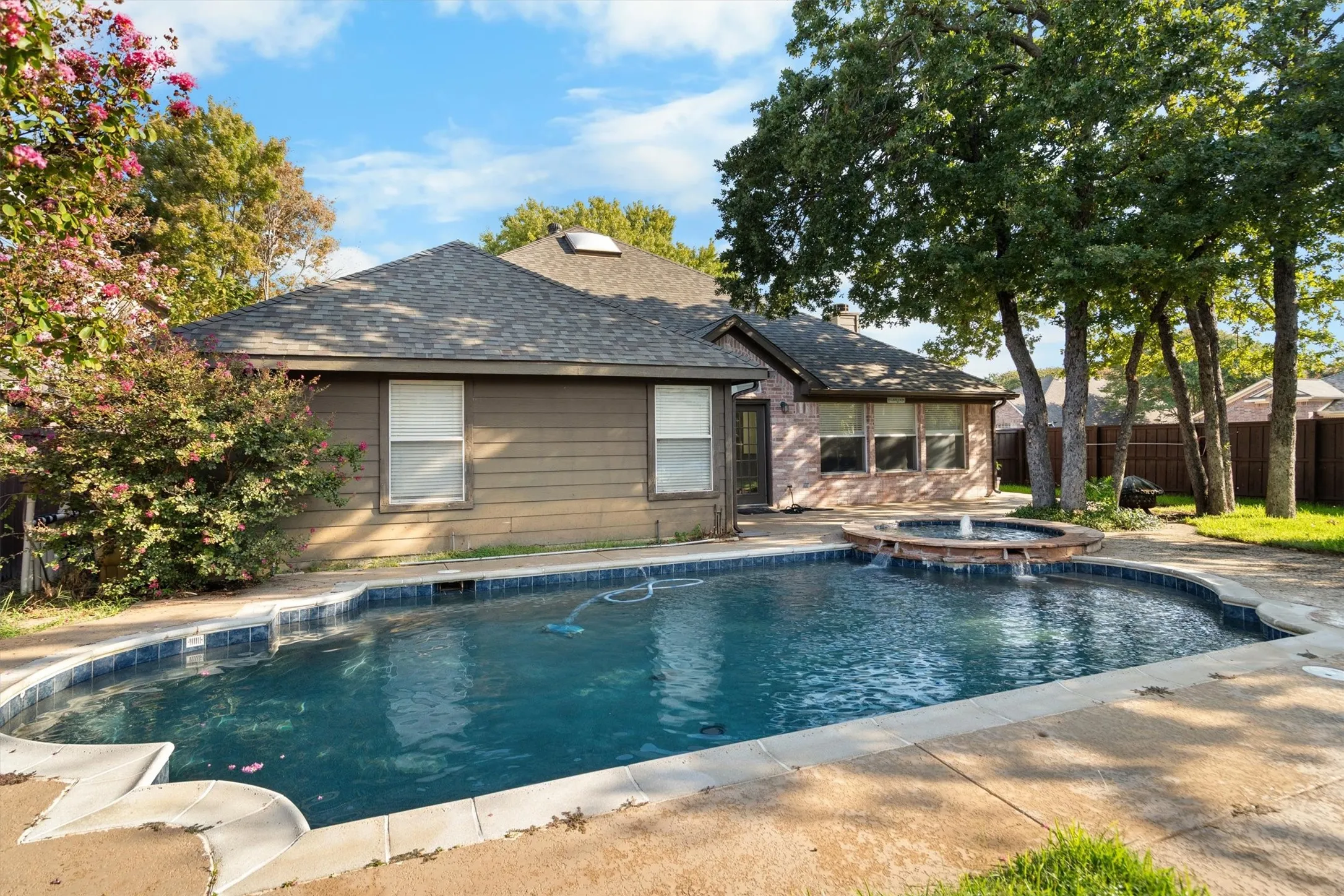 Single Family Residence For Sale in Denton County , 1718 Falcon Drive, Corinth, Texas 76210, 4 Bedroom, 3 Bathroom, 2 Garage spaces, 2,687 Sqft, built in 1999, mls#21391793, Real Estate Agent in Corinth, Homes For Sale in Denton county, Homes For Sale in Corinth, Realtor in Corinth Texas, Real Estate Brokerage Independent Realty Texas, Luminita Cordes Realtor