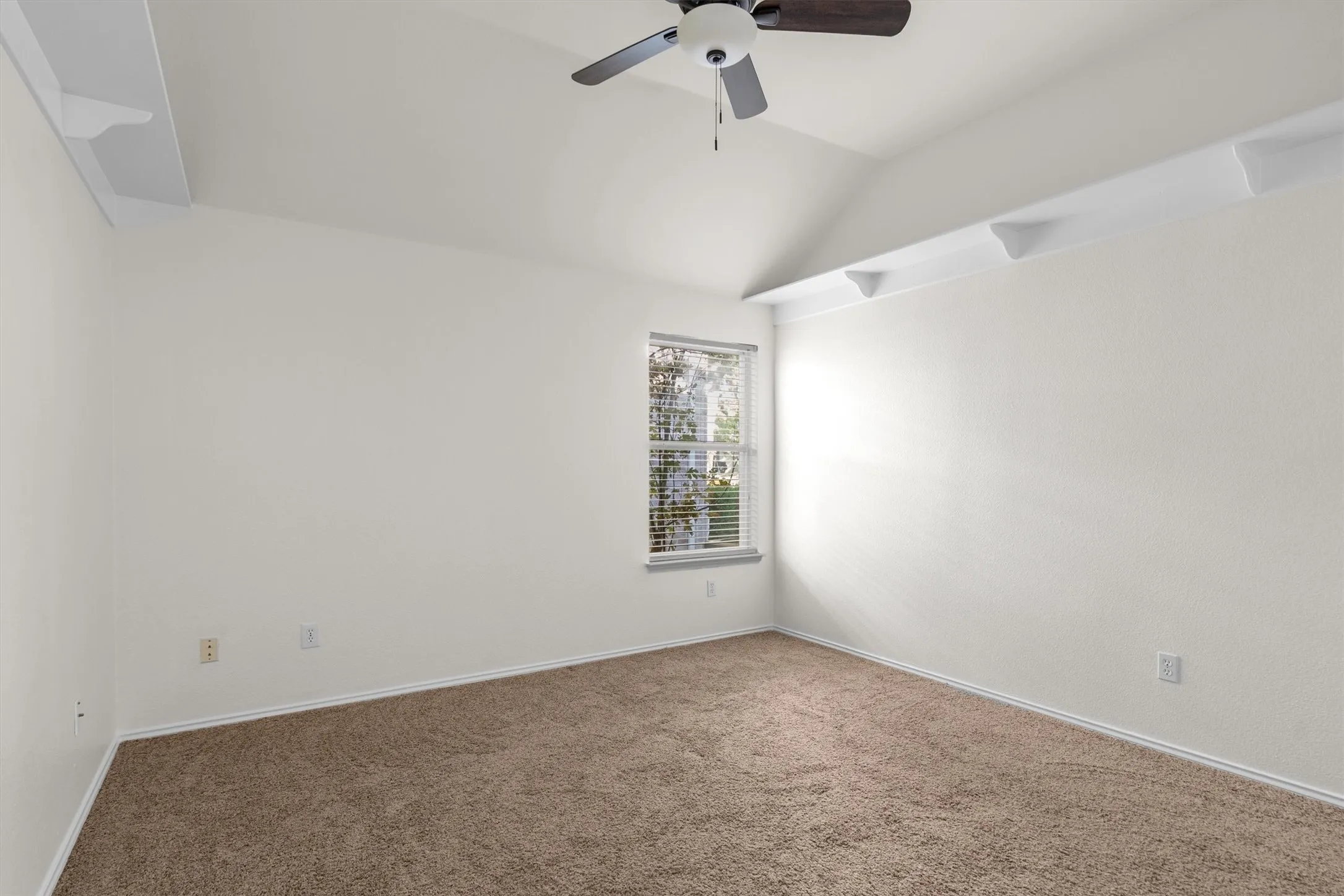 Single Family Residence For Sale in Denton County , 1718 Falcon Drive, Corinth, Texas 76210, 4 Bedroom, 3 Bathroom, 2 Garage spaces, 2,687 Sqft, built in 1999, mls#21391793, Real Estate Agent in Corinth, Homes For Sale in Denton county, Homes For Sale in Corinth, Realtor in Corinth Texas, Real Estate Brokerage Independent Realty Texas, Luminita Cordes Realtor