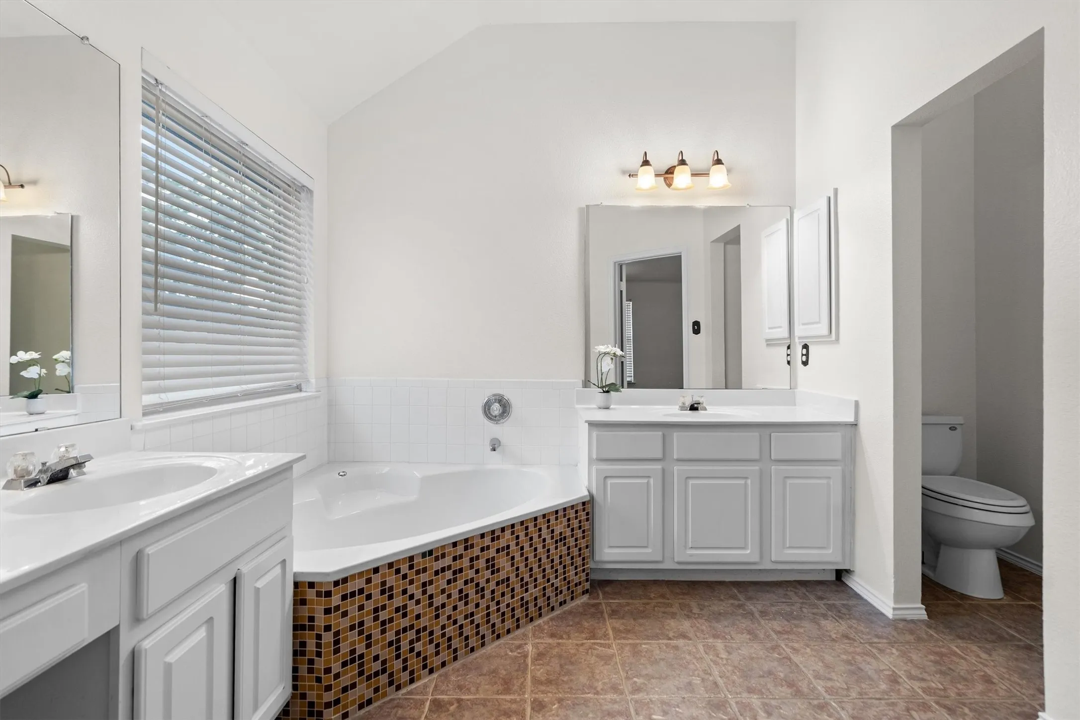 Single Family Residence For Sale in Denton County , 1718 Falcon Drive, Corinth, Texas 76210, 4 Bedroom, 3 Bathroom, 2 Garage spaces, 2,687 Sqft, built in 1999, mls#21391793, Real Estate Agent in Corinth, Homes For Sale in Denton county, Homes For Sale in Corinth, Realtor in Corinth Texas, Real Estate Brokerage Independent Realty Texas, Luminita Cordes Realtor