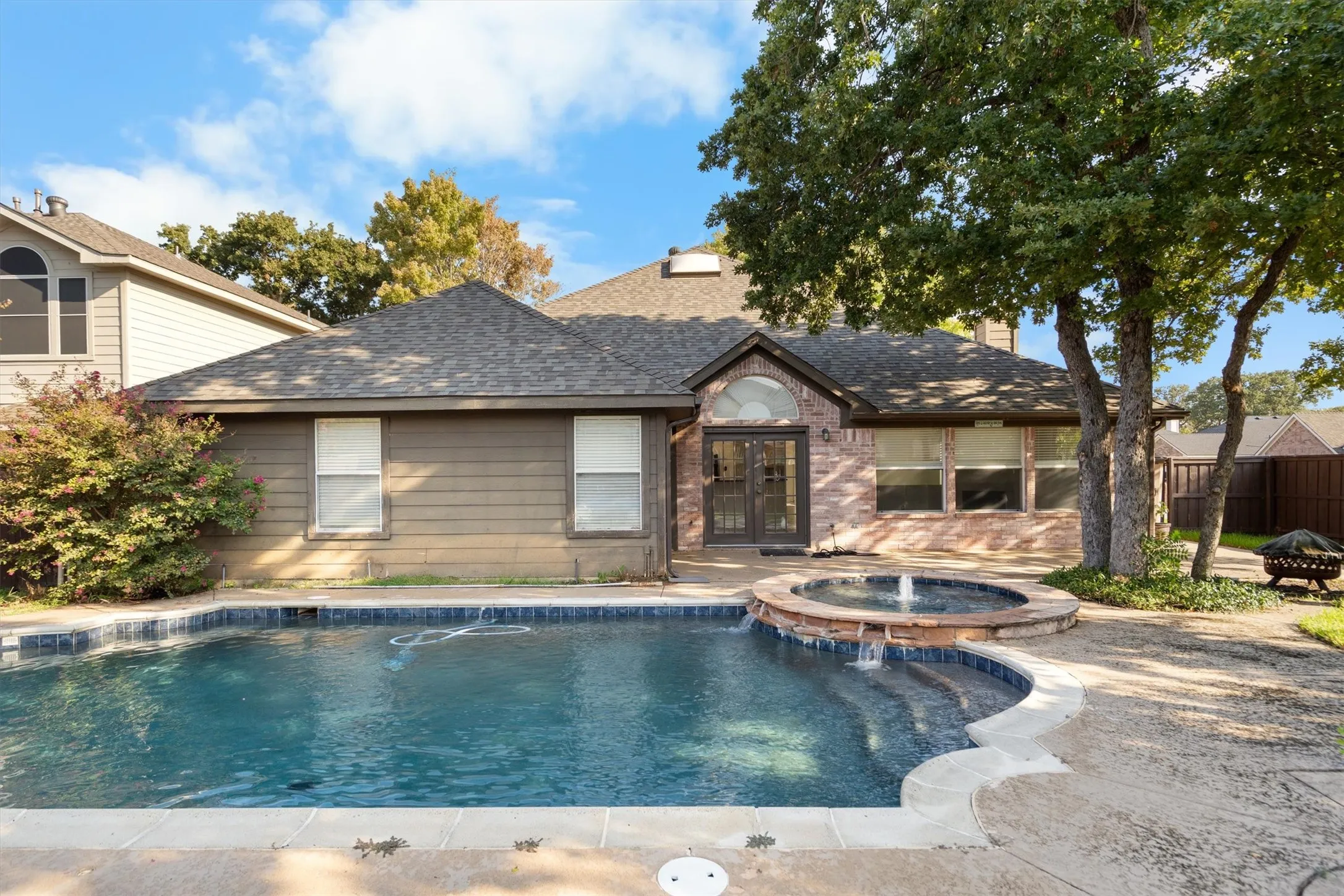 Single Family Residence For Sale in Denton County , 1718 Falcon Drive, Corinth, Texas 76210, 4 Bedroom, 3 Bathroom, 2 Garage spaces, 2,687 Sqft, built in 1999, mls#21391793, Real Estate Agent in Corinth, Homes For Sale in Denton county, Homes For Sale in Corinth, Realtor in Corinth Texas, Real Estate Brokerage Independent Realty Texas, Luminita Cordes Realtor
