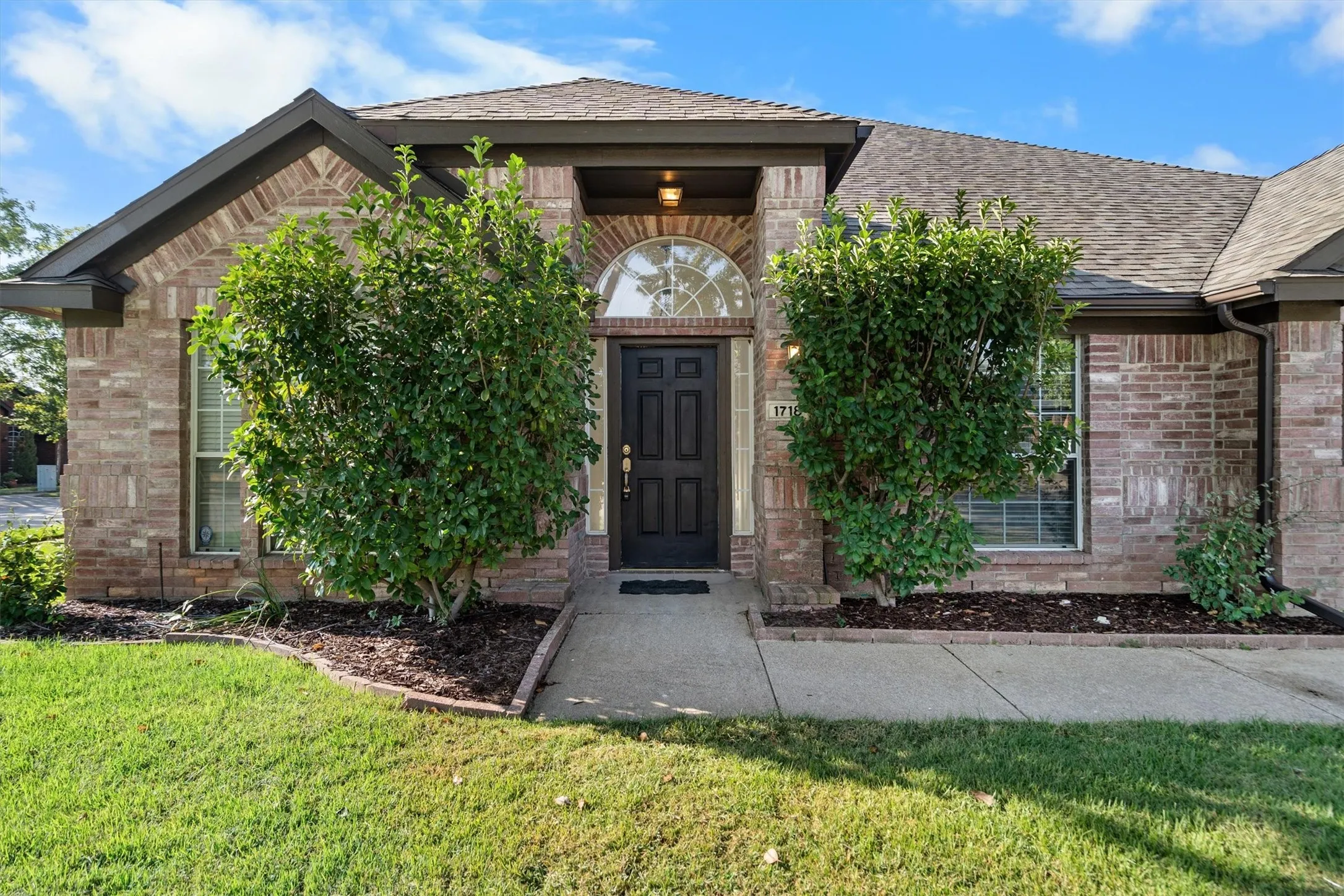 Single Family Residence For Sale in Denton County , 1718 Falcon Drive, Corinth, Texas 76210, 4 Bedroom, 3 Bathroom, 2 Garage spaces, 2,687 Sqft, built in 1999, mls#21391793, Real Estate Agent in Corinth, Homes For Sale in Denton county, Homes For Sale in Corinth, Realtor in Corinth Texas, Real Estate Brokerage Independent Realty Texas, Luminita Cordes Realtor