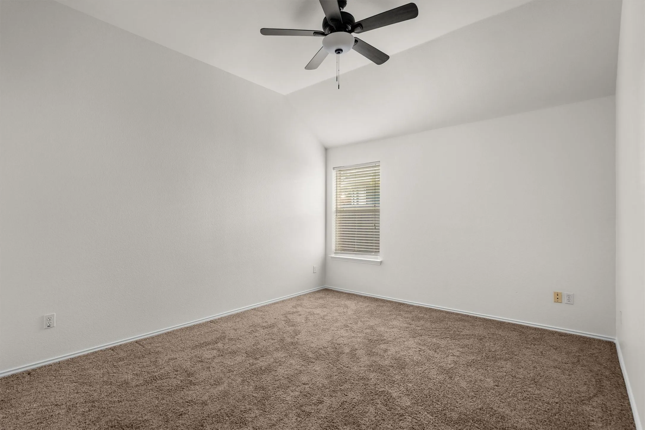 Single Family Residence For Sale in Denton County , 1718 Falcon Drive, Corinth, Texas 76210, 4 Bedroom, 3 Bathroom, 2 Garage spaces, 2,687 Sqft, built in 1999, mls#21391793, Real Estate Agent in Corinth, Homes For Sale in Denton county, Homes For Sale in Corinth, Realtor in Corinth Texas, Real Estate Brokerage Independent Realty Texas, Luminita Cordes Realtor