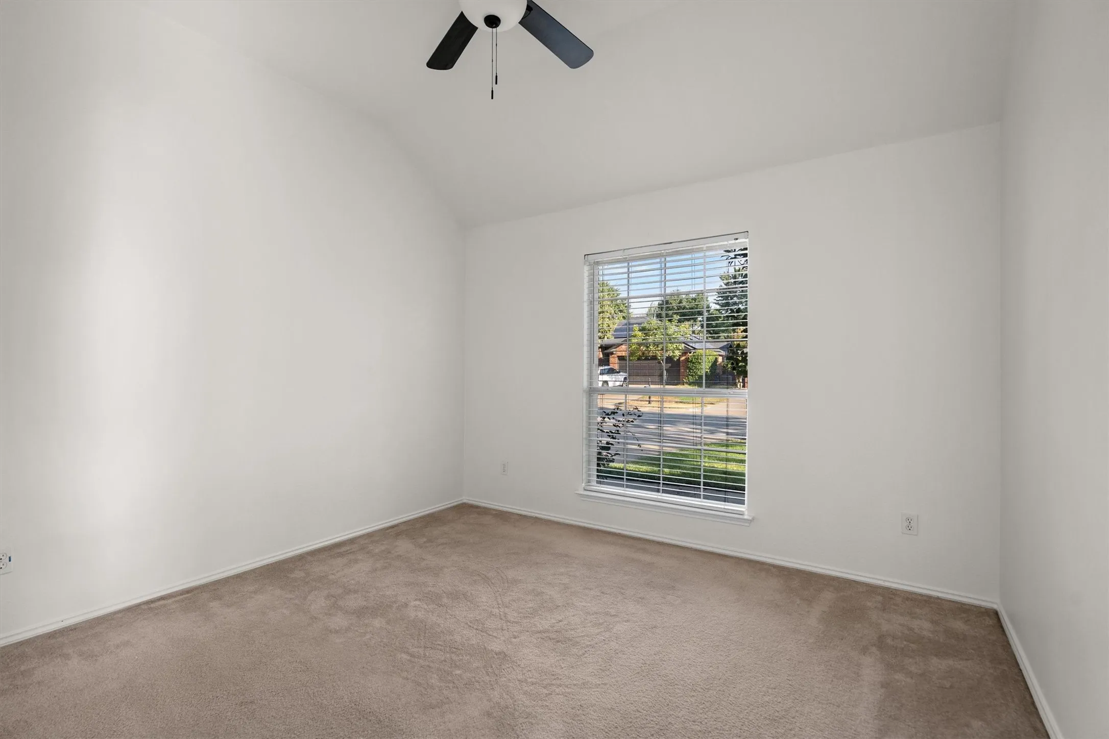 Single Family Residence For Sale in Denton County , 1718 Falcon Drive, Corinth, Texas 76210, 4 Bedroom, 3 Bathroom, 2 Garage spaces, 2,687 Sqft, built in 1999, mls#21391793, Real Estate Agent in Corinth, Homes For Sale in Denton county, Homes For Sale in Corinth, Realtor in Corinth Texas, Real Estate Brokerage Independent Realty Texas, Luminita Cordes Realtor