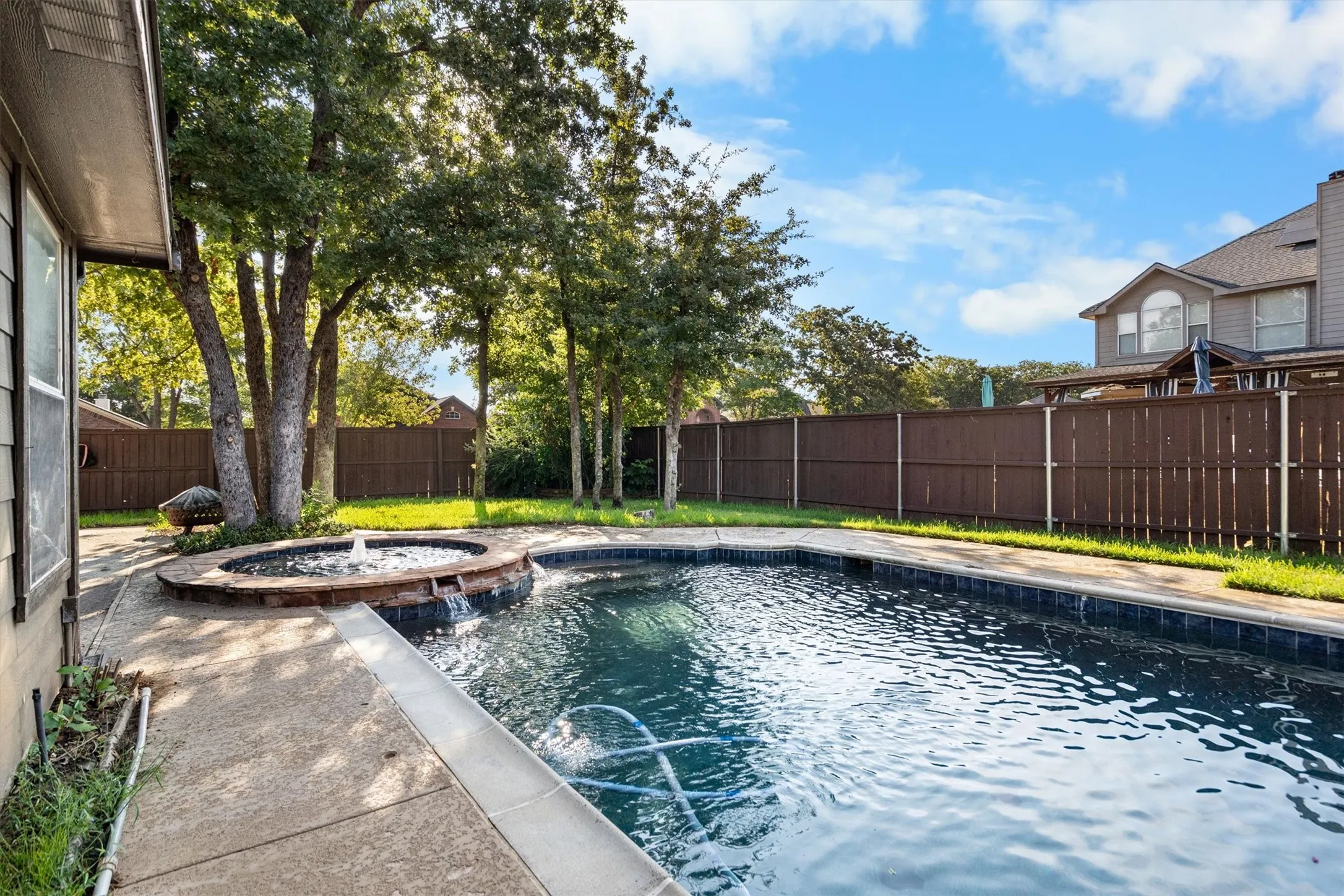 Single Family Residence For Sale in Denton County , 1718 Falcon Drive, Corinth, Texas 76210, 4 Bedroom, 3 Bathroom, 2 Garage spaces, 2,687 Sqft, built in 1999, mls#21391793, Real Estate Agent in Corinth, Homes For Sale in Denton county, Homes For Sale in Corinth, Realtor in Corinth Texas, Real Estate Brokerage Independent Realty Texas, Luminita Cordes Realtor