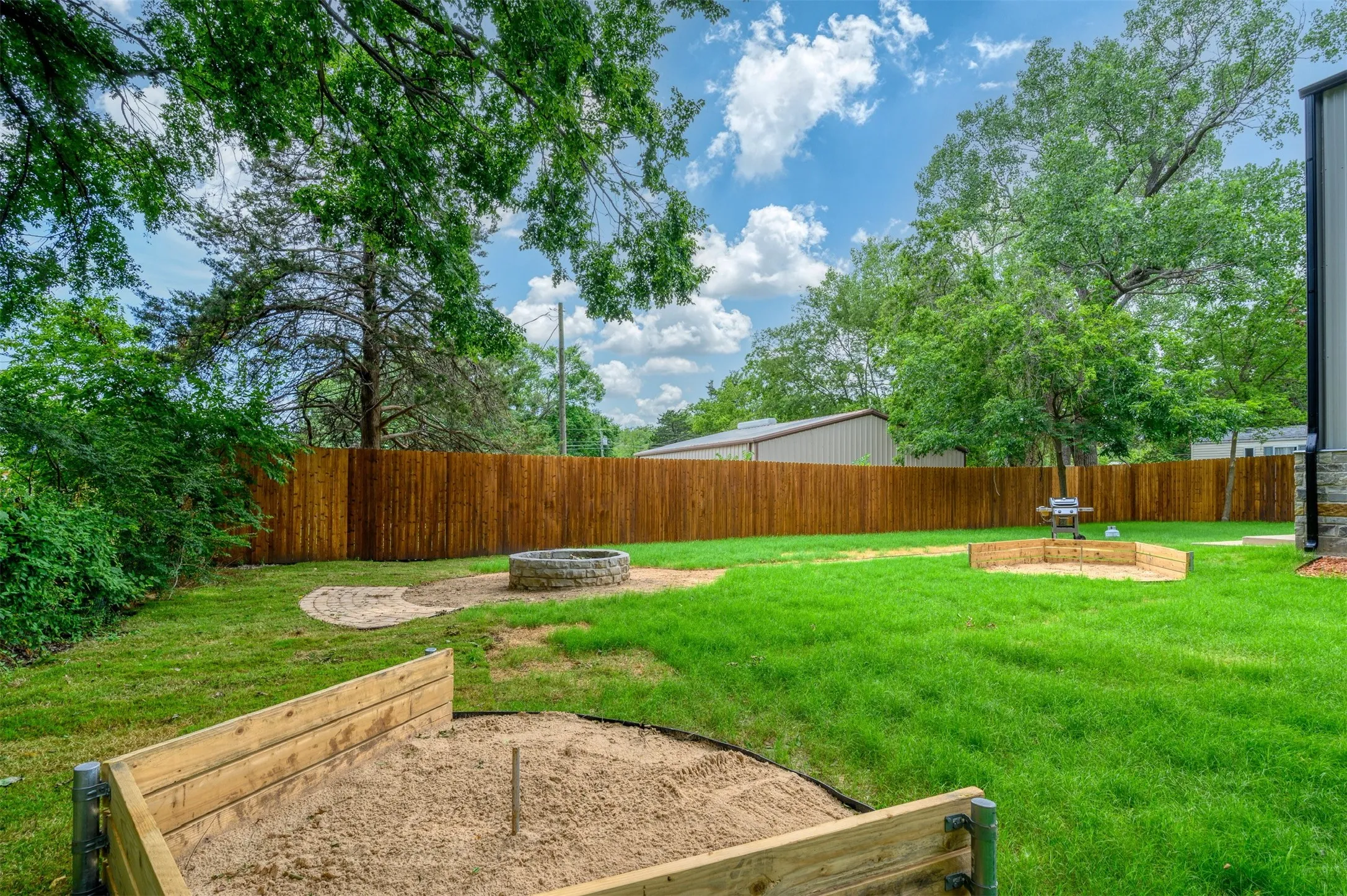 Single Family Residence For Sale in Grayson County , 176 Denison Drive, Pottsboro, Texas 75076, 2 Bedroom, 3 Bathroom, Garage spaces, 1,642 Sqft, built in 2023, mls#21395644, Real Estate Agent in Pottsboro, Homes For Sale in Grayson county, Homes For Sale in Pottsboro, Realtor in Pottsboro Texas, Real Estate Brokerage Independent Realty Texas, Luminita Cordes Realtor