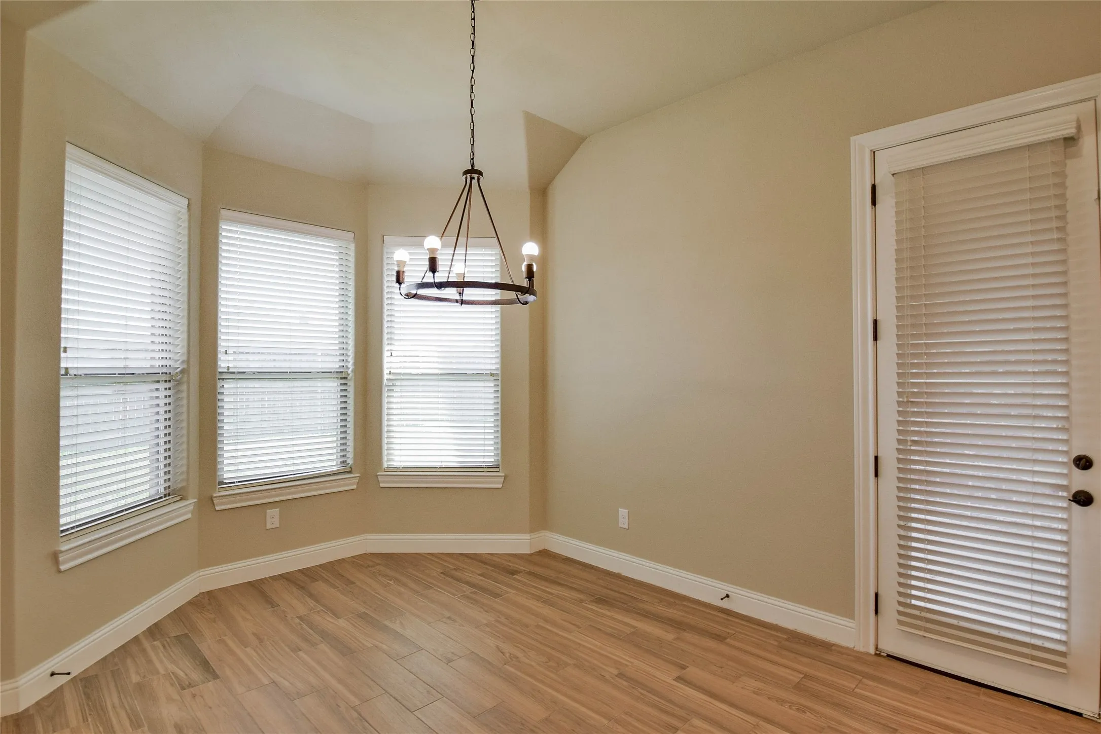 Single Family Residence For Rent in Hood County , 3100 White Horse Court, Granbury, Texas 76049, 4 Bedroom, 3 Bathroom, 2 Garage spaces, 2,573 Sqft, built in 2017, mls#21395769, Real Estate Agent in Granbury, Homes For Rent in Hood county, Homes For Rent in Granbury, Realtor in Granbury Texas, Real Estate Brokerage Independent Realty Texas, Luminita Cordes Realtor