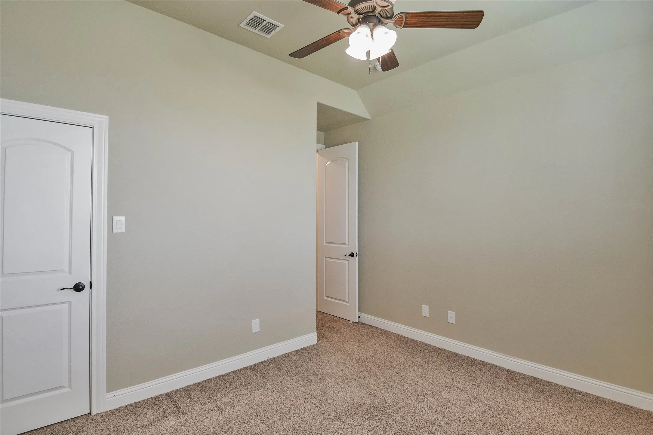 Single Family Residence For Rent in Hood County , 3100 White Horse Court, Granbury, Texas 76049, 4 Bedroom, 3 Bathroom, 2 Garage spaces, 2,573 Sqft, built in 2017, mls#21395769, Real Estate Agent in Granbury, Homes For Rent in Hood county, Homes For Rent in Granbury, Realtor in Granbury Texas, Real Estate Brokerage Independent Realty Texas, Luminita Cordes Realtor