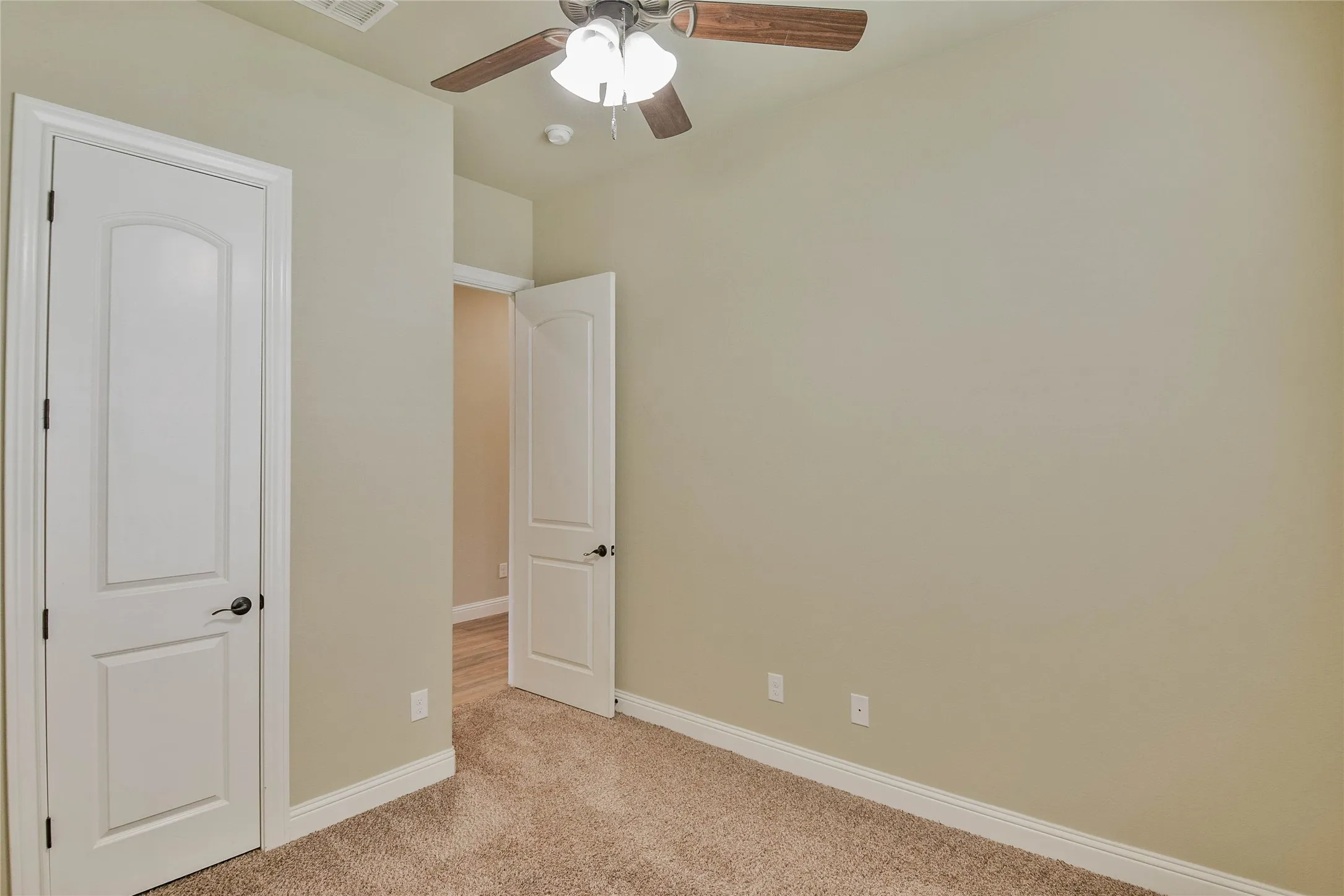 Single Family Residence For Rent in Hood County , 3100 White Horse Court, Granbury, Texas 76049, 4 Bedroom, 3 Bathroom, 2 Garage spaces, 2,573 Sqft, built in 2017, mls#21395769, Real Estate Agent in Granbury, Homes For Rent in Hood county, Homes For Rent in Granbury, Realtor in Granbury Texas, Real Estate Brokerage Independent Realty Texas, Luminita Cordes Realtor
