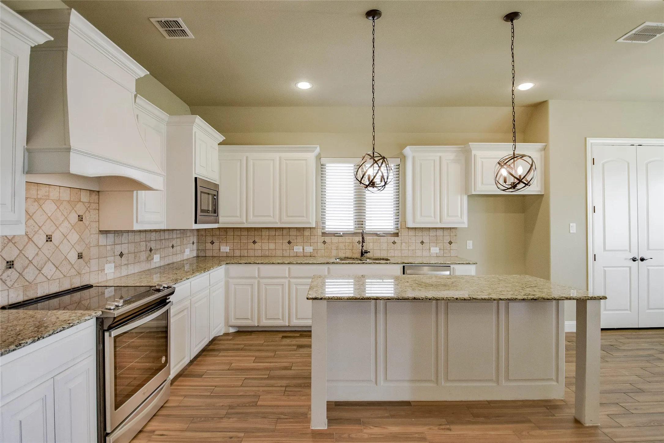 Single Family Residence For Rent in Hood County , 3100 White Horse Court, Granbury, Texas 76049, 4 Bedroom, 3 Bathroom, 2 Garage spaces, 2,573 Sqft, built in 2017, mls#21395769, Real Estate Agent in Granbury, Homes For Rent in Hood county, Homes For Rent in Granbury, Realtor in Granbury Texas, Real Estate Brokerage Independent Realty Texas, Luminita Cordes Realtor