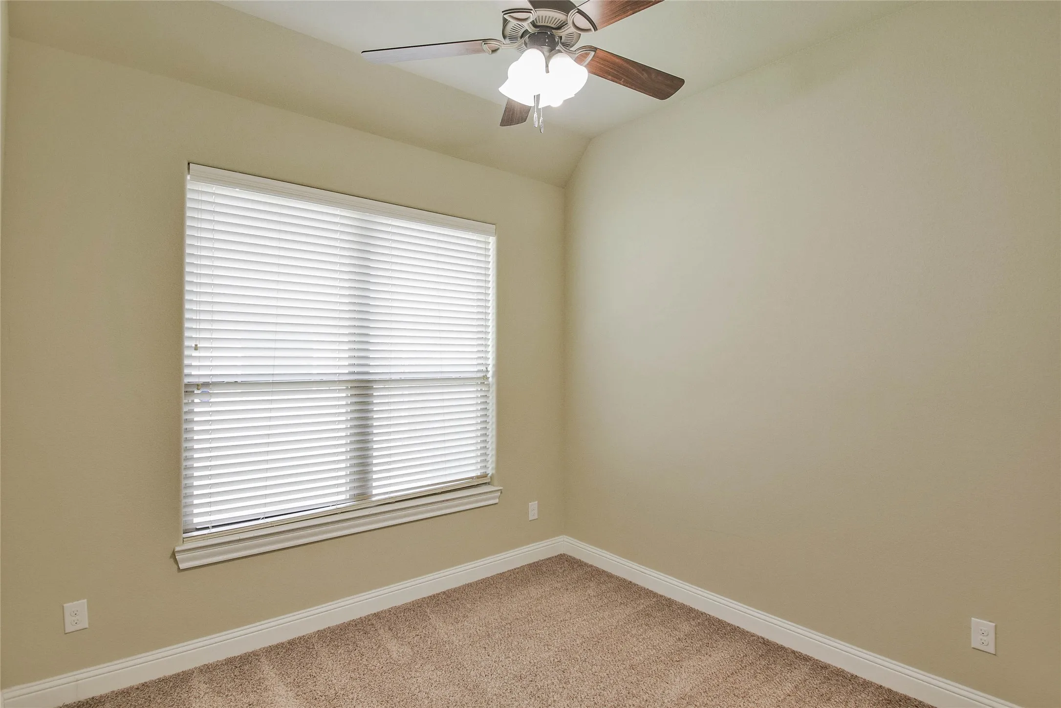 Single Family Residence For Rent in Hood County , 3100 White Horse Court, Granbury, Texas 76049, 4 Bedroom, 3 Bathroom, 2 Garage spaces, 2,573 Sqft, built in 2017, mls#21395769, Real Estate Agent in Granbury, Homes For Rent in Hood county, Homes For Rent in Granbury, Realtor in Granbury Texas, Real Estate Brokerage Independent Realty Texas, Luminita Cordes Realtor
