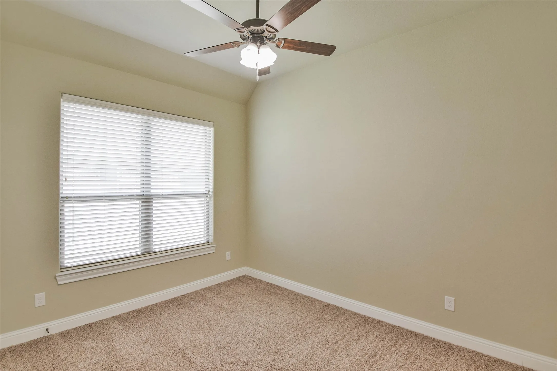 Single Family Residence For Rent in Hood County , 3100 White Horse Court, Granbury, Texas 76049, 4 Bedroom, 3 Bathroom, 2 Garage spaces, 2,573 Sqft, built in 2017, mls#21395769, Real Estate Agent in Granbury, Homes For Rent in Hood county, Homes For Rent in Granbury, Realtor in Granbury Texas, Real Estate Brokerage Independent Realty Texas, Luminita Cordes Realtor