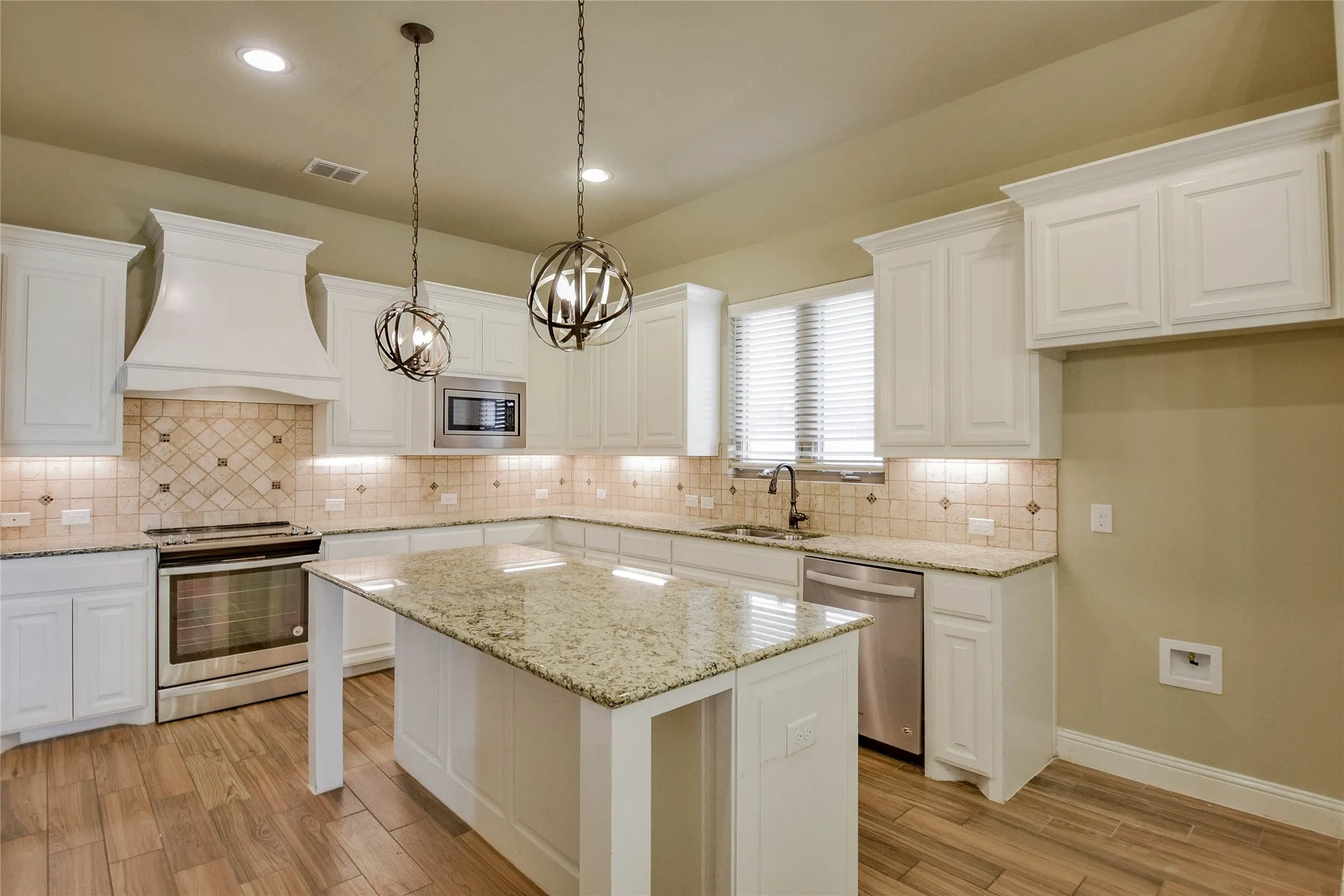 Single Family Residence For Rent in Hood County , 3100 White Horse Court, Granbury, Texas 76049, 4 Bedroom, 3 Bathroom, 2 Garage spaces, 2,573 Sqft, built in 2017, mls#21395769, Real Estate Agent in Granbury, Homes For Rent in Hood county, Homes For Rent in Granbury, Realtor in Granbury Texas, Real Estate Brokerage Independent Realty Texas, Luminita Cordes Realtor
